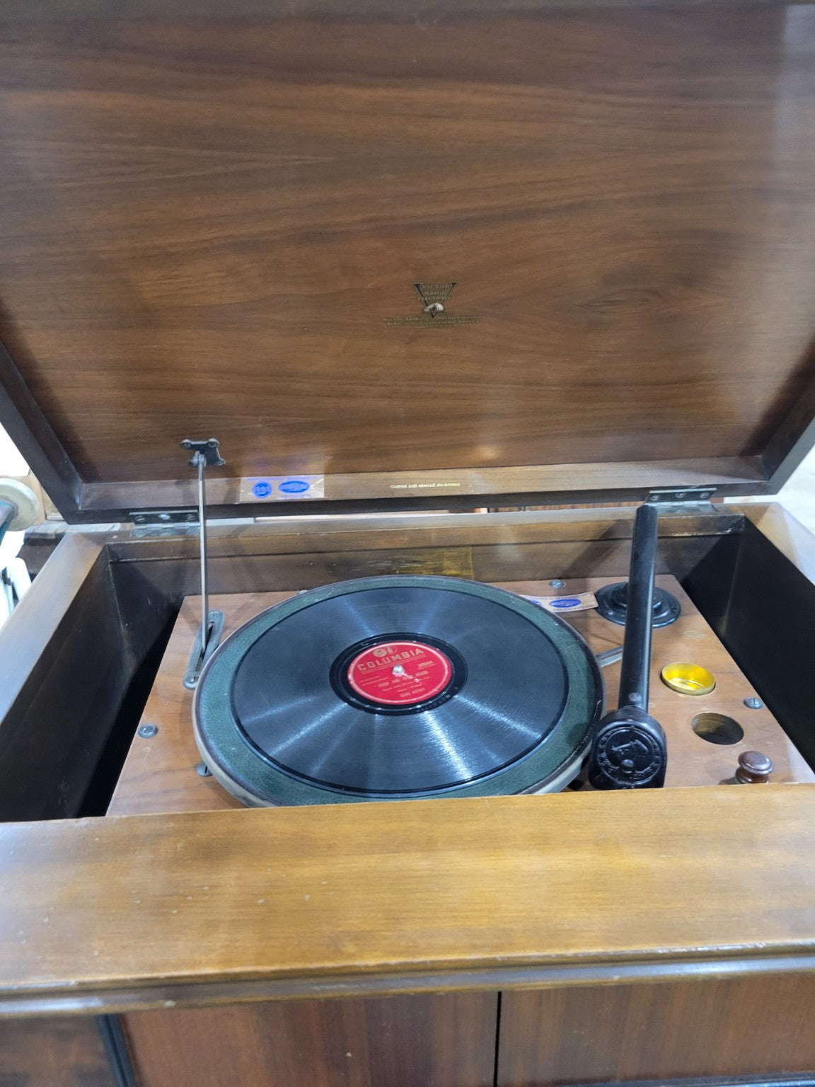 RCA Victor RE-45 Radio with Electrola Console Phonograph