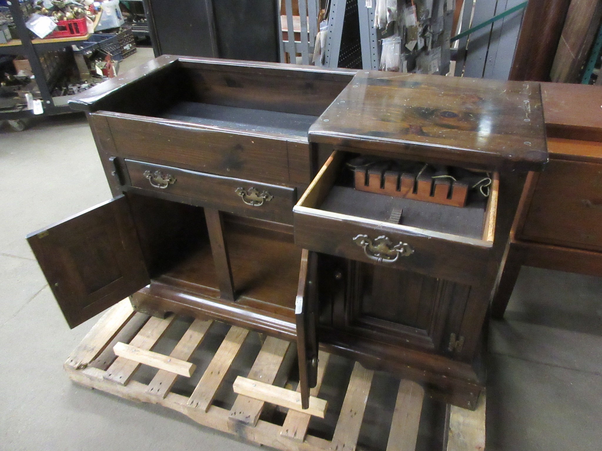 Extended Entertainment Collection Serving Buffet