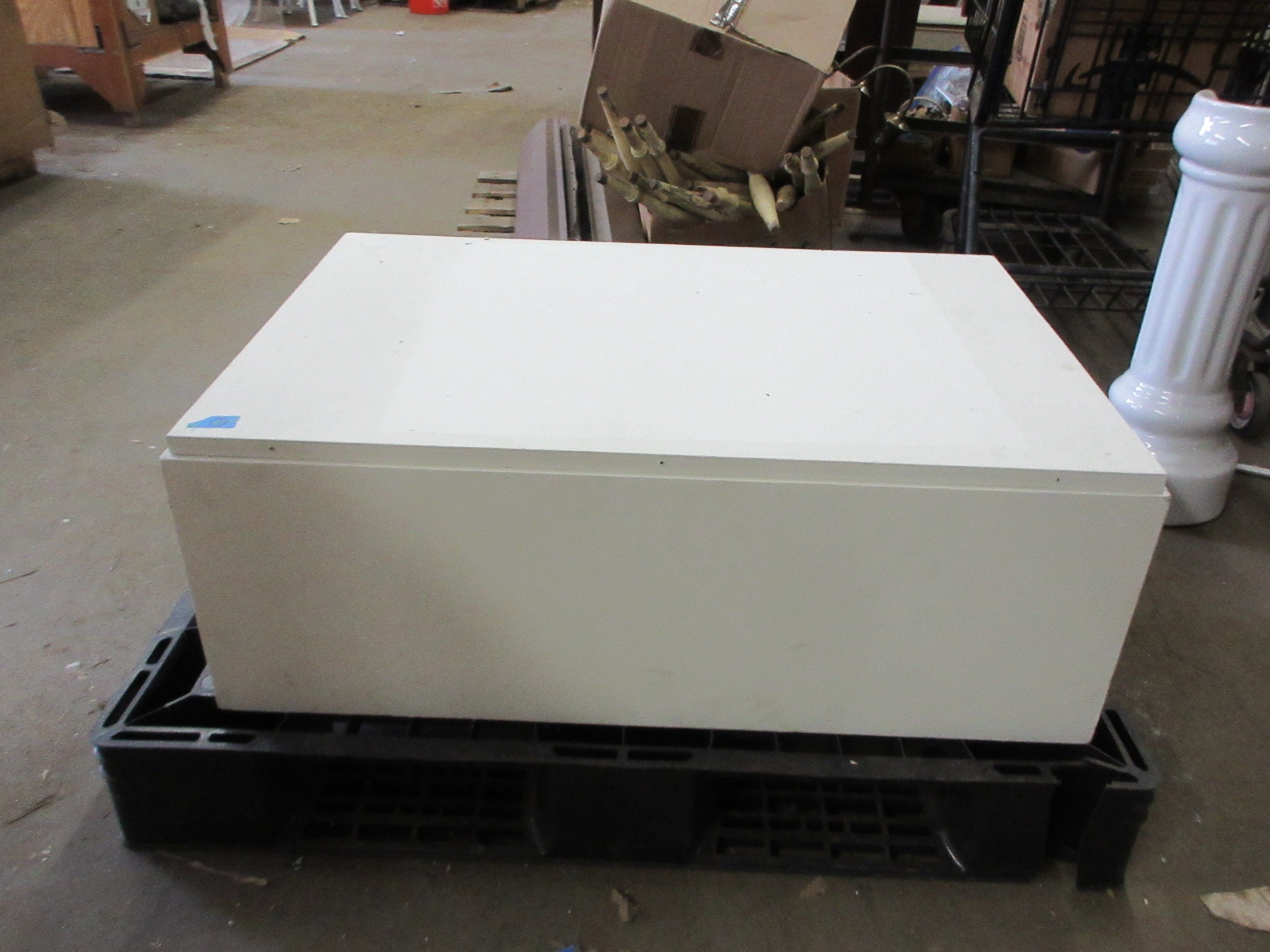 Pedestal Display Stand with Cover 36 1/4x24"