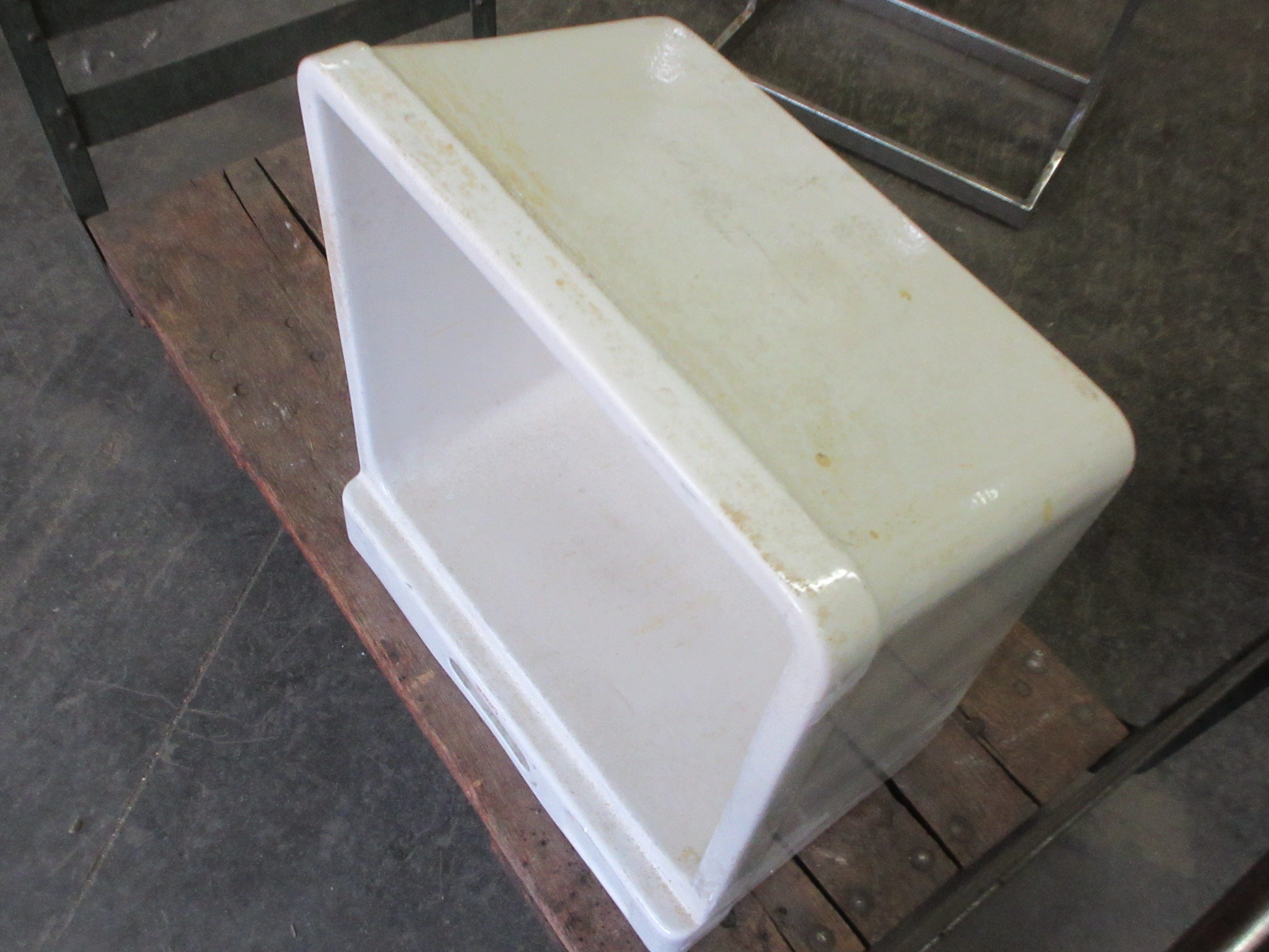 Vintage Ceramic Crane Wall Mount Sink