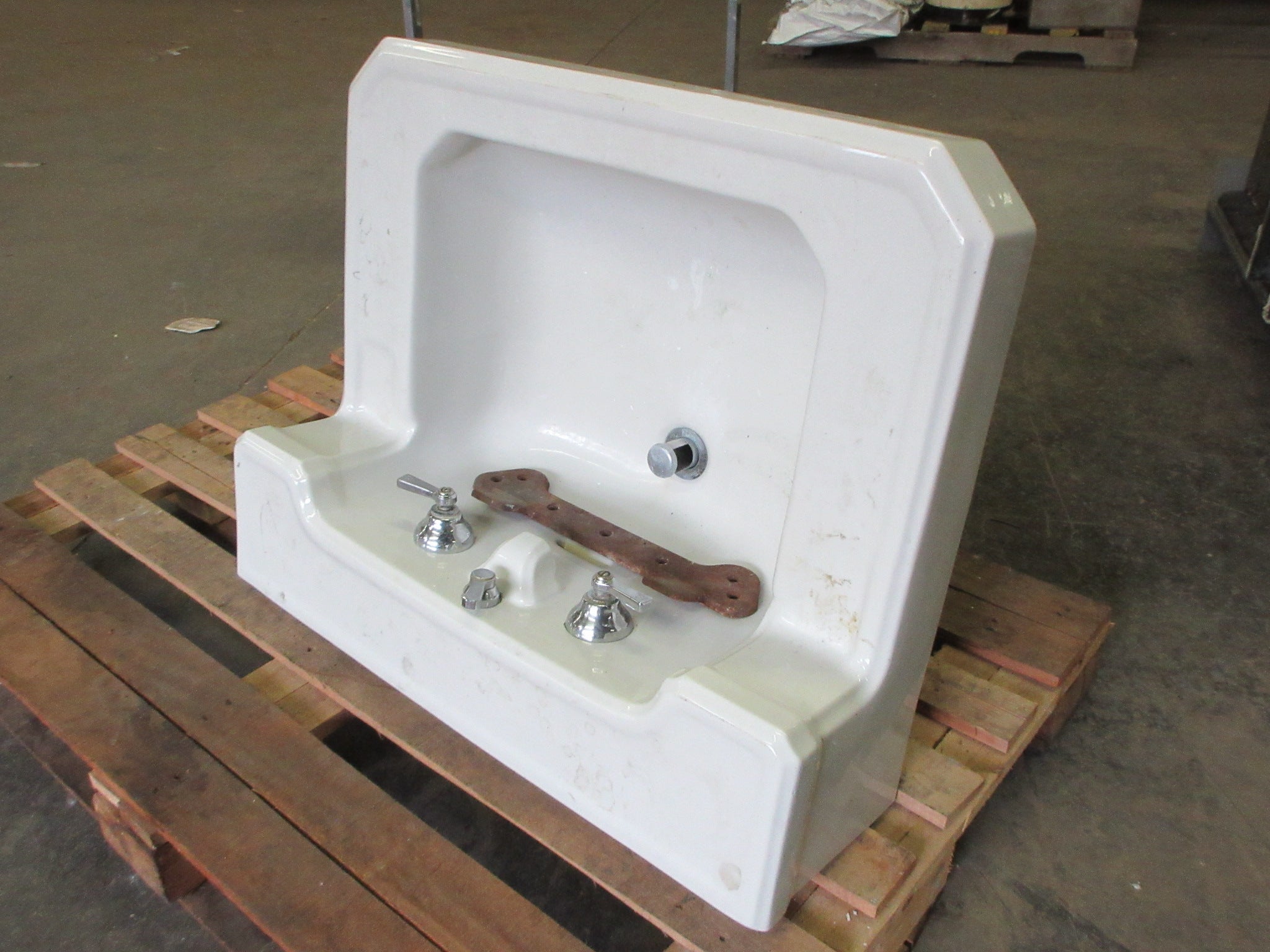 Vintage 1932 American Standard Ceramic Wall Mount Sink (With bracket)