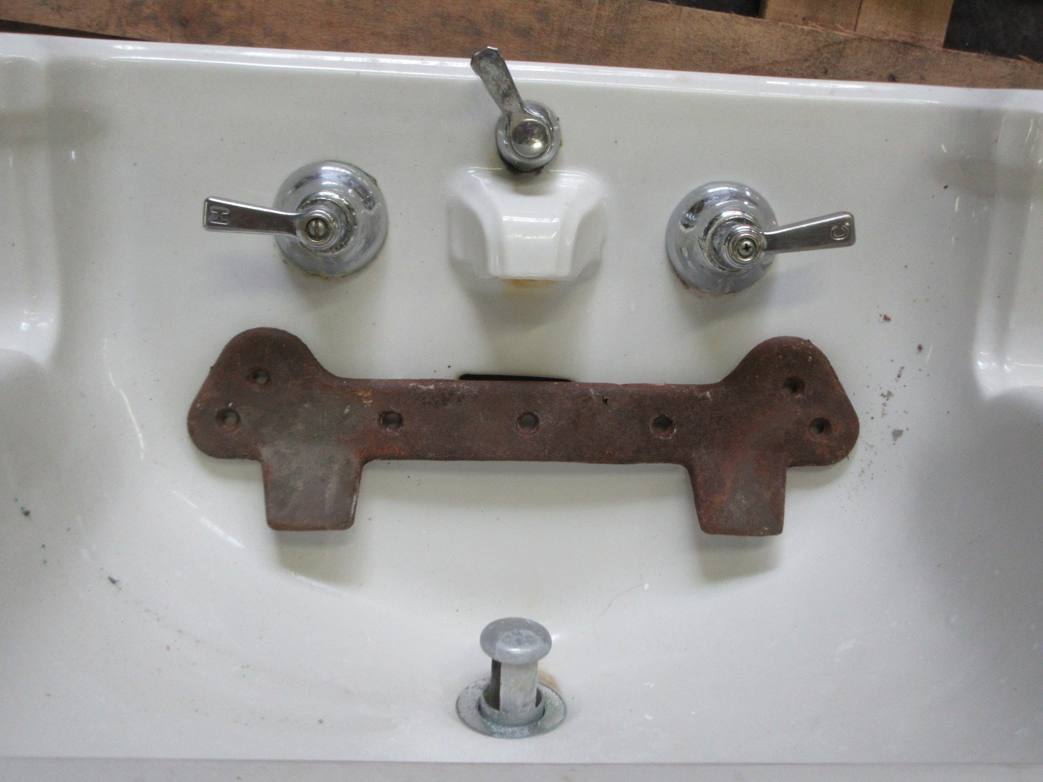 Vintage 1932 American Standard Ceramic Wall Mount Sink (With bracket)