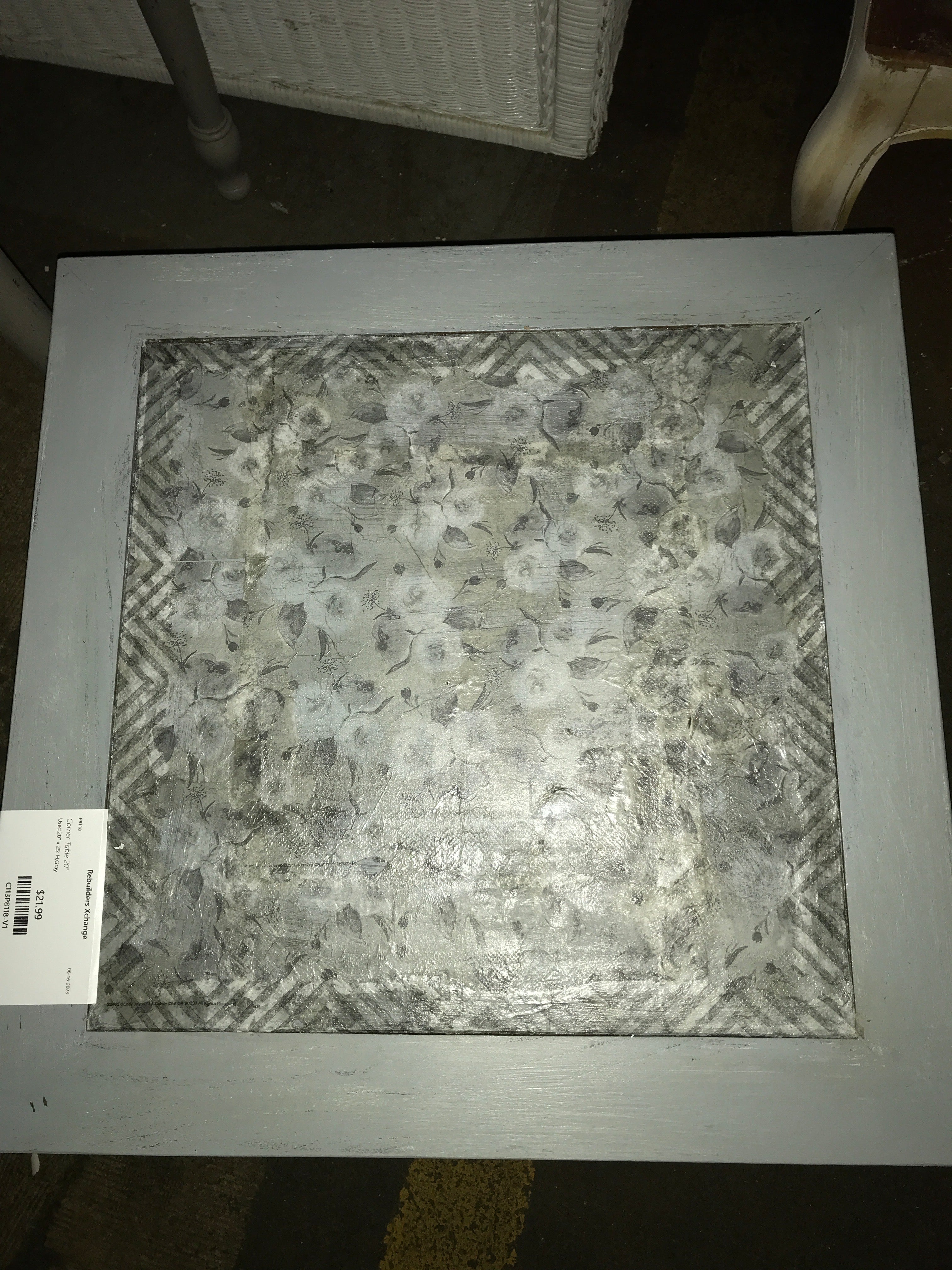 Corner Table  20"