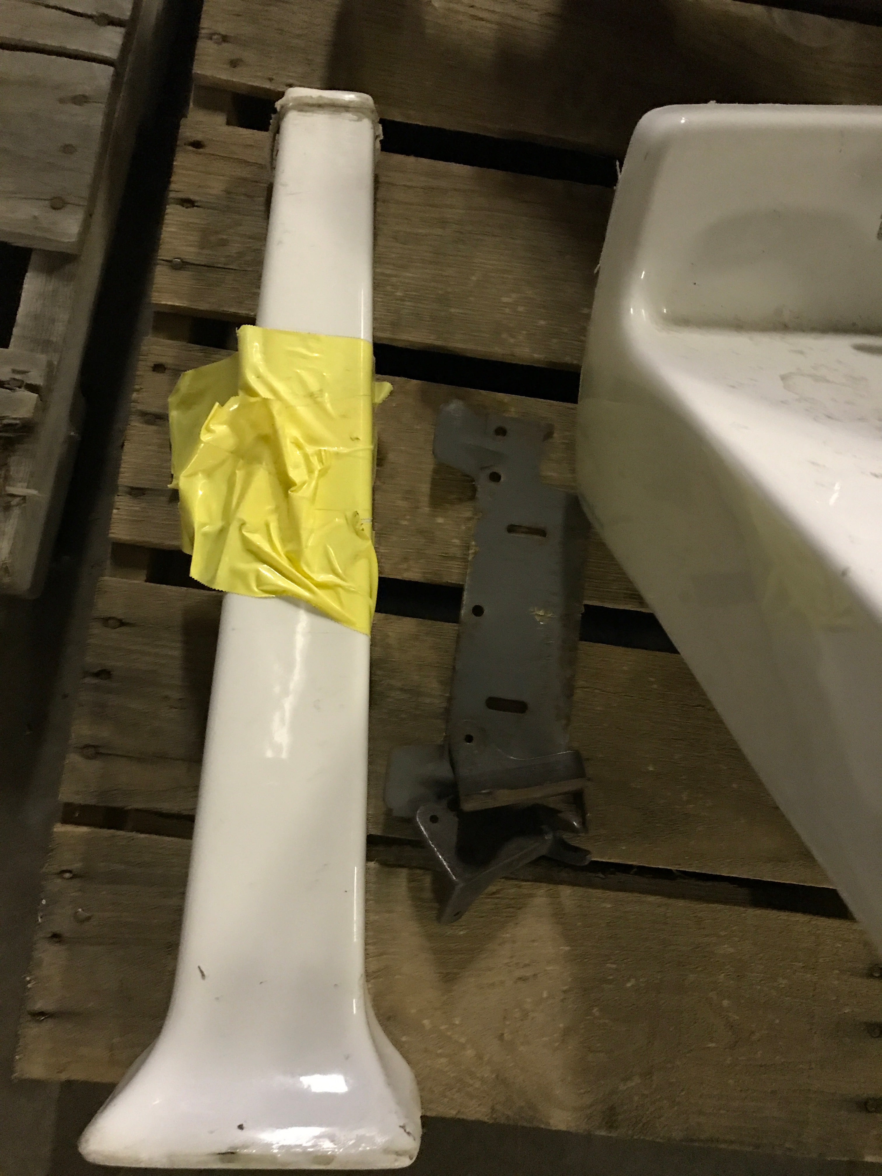 Pedestal Sink with Single Leg Base