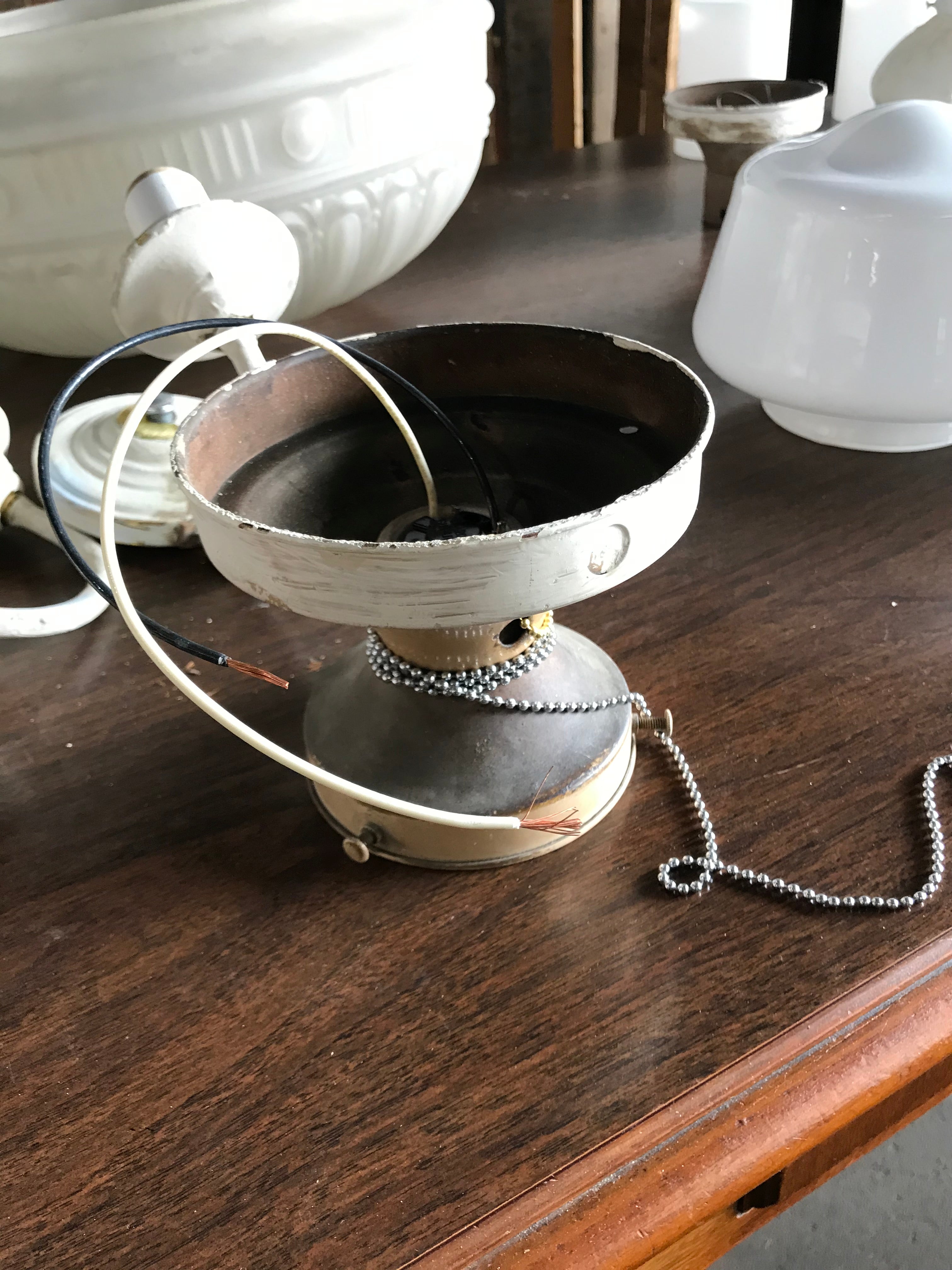 Light Fixture with Pull Chain 5 1/2"