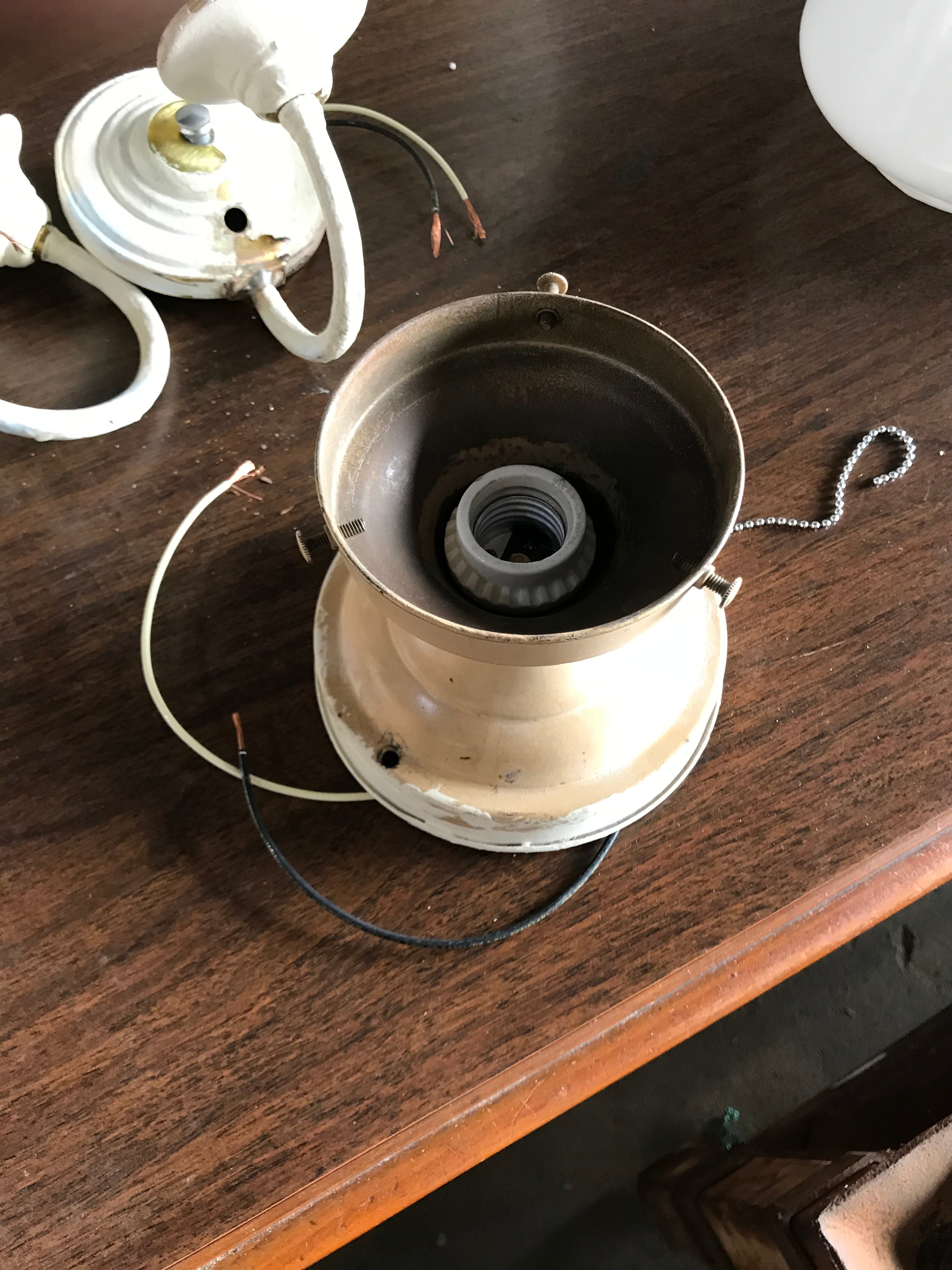 Light Fixture with Pull Chain 5 1/2"