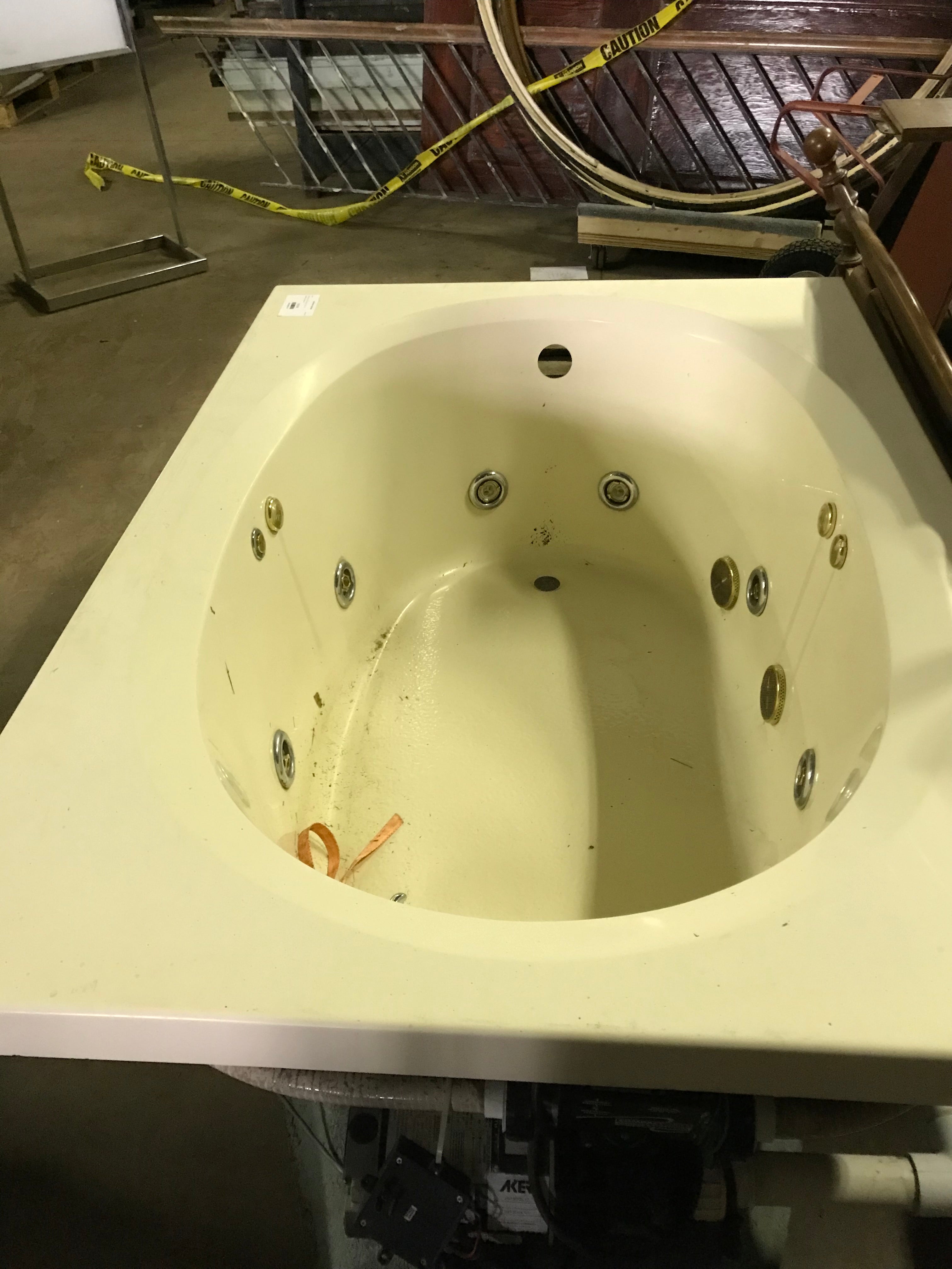 Whirlpool Tub  Oval  42" x 60"x 18"
