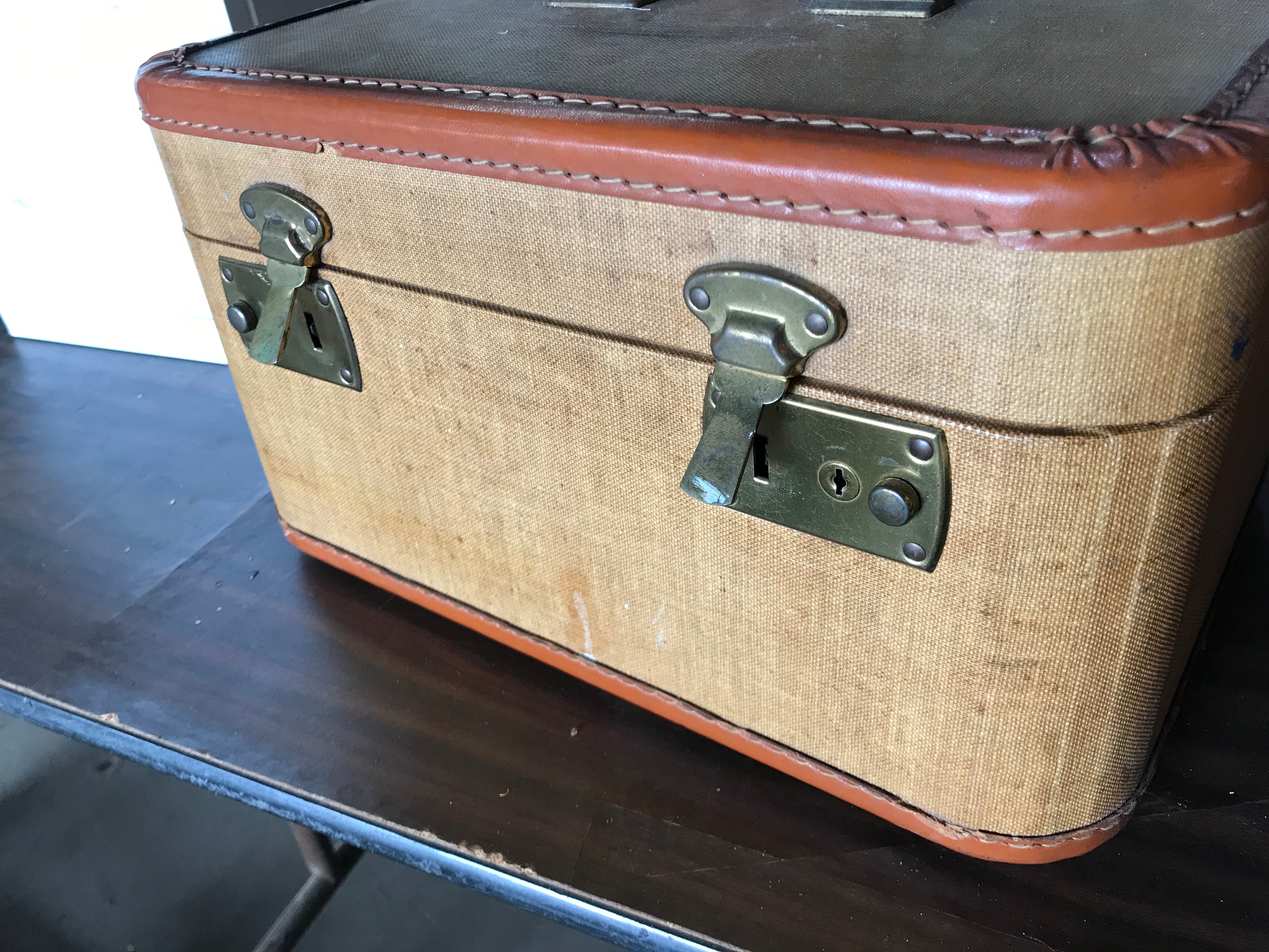 Vintage Suit Case (Tan)