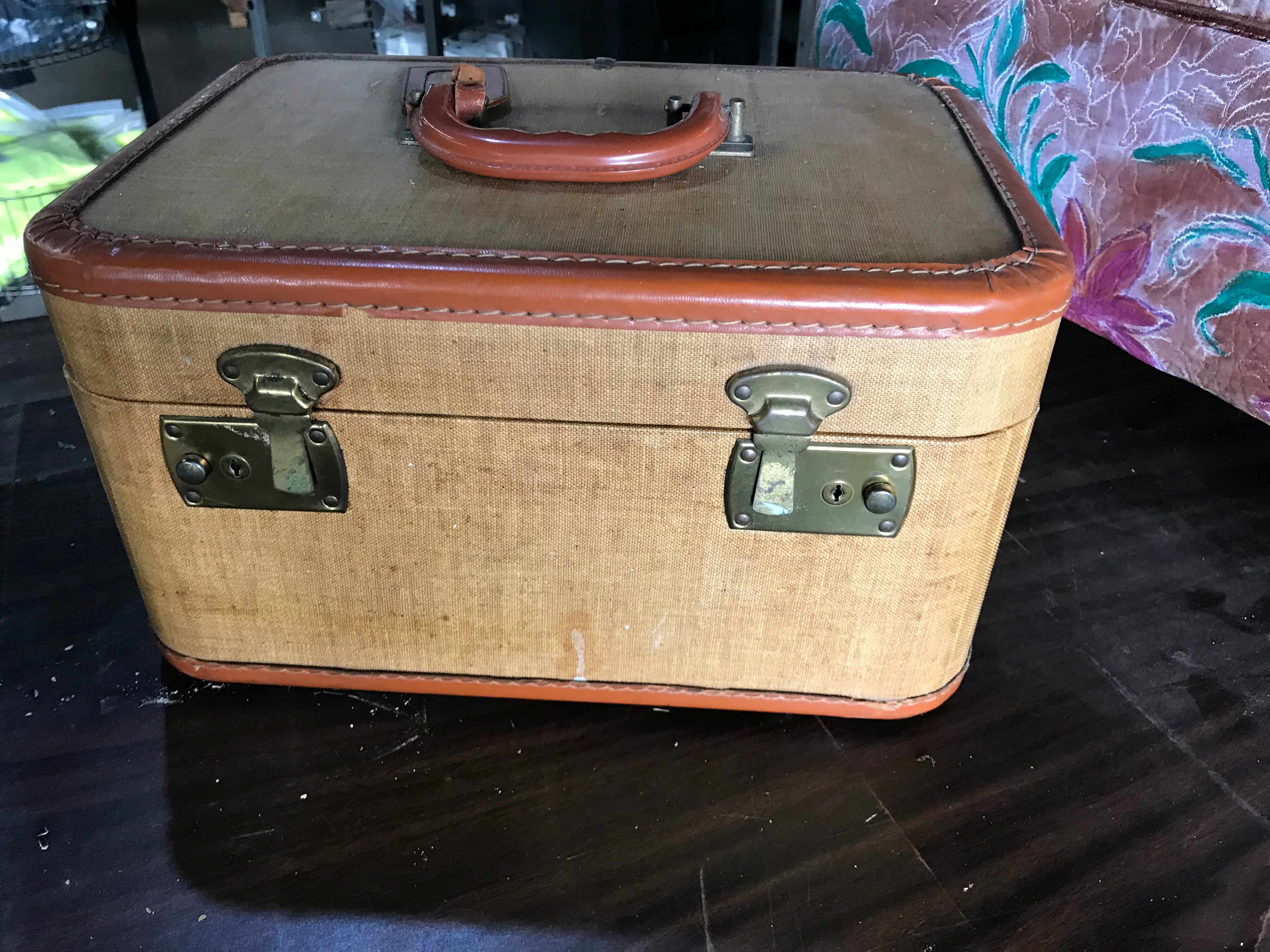 Vintage Suit Case (Tan)