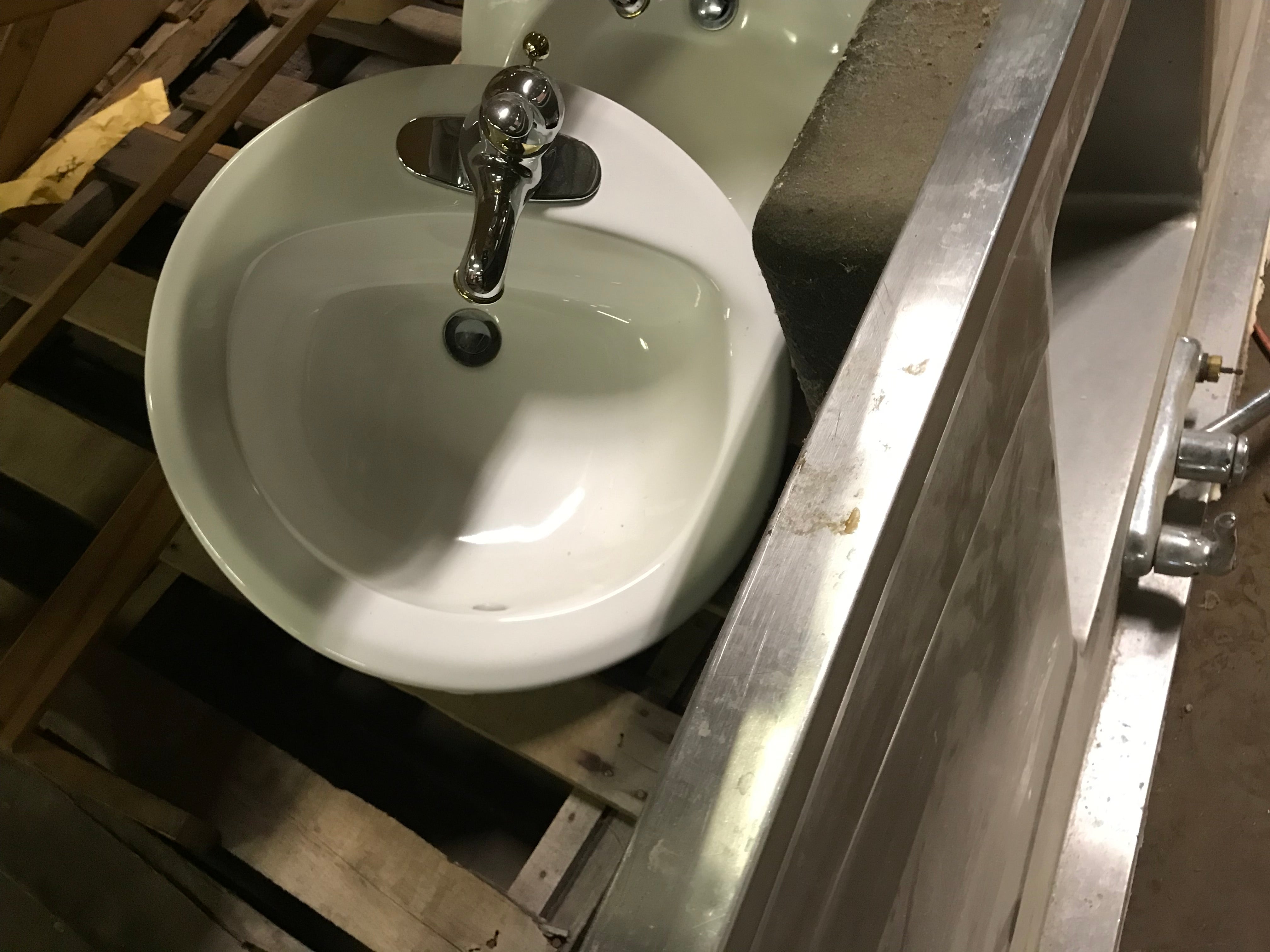 Drop In Sink with Single Handle Faucet 19"
