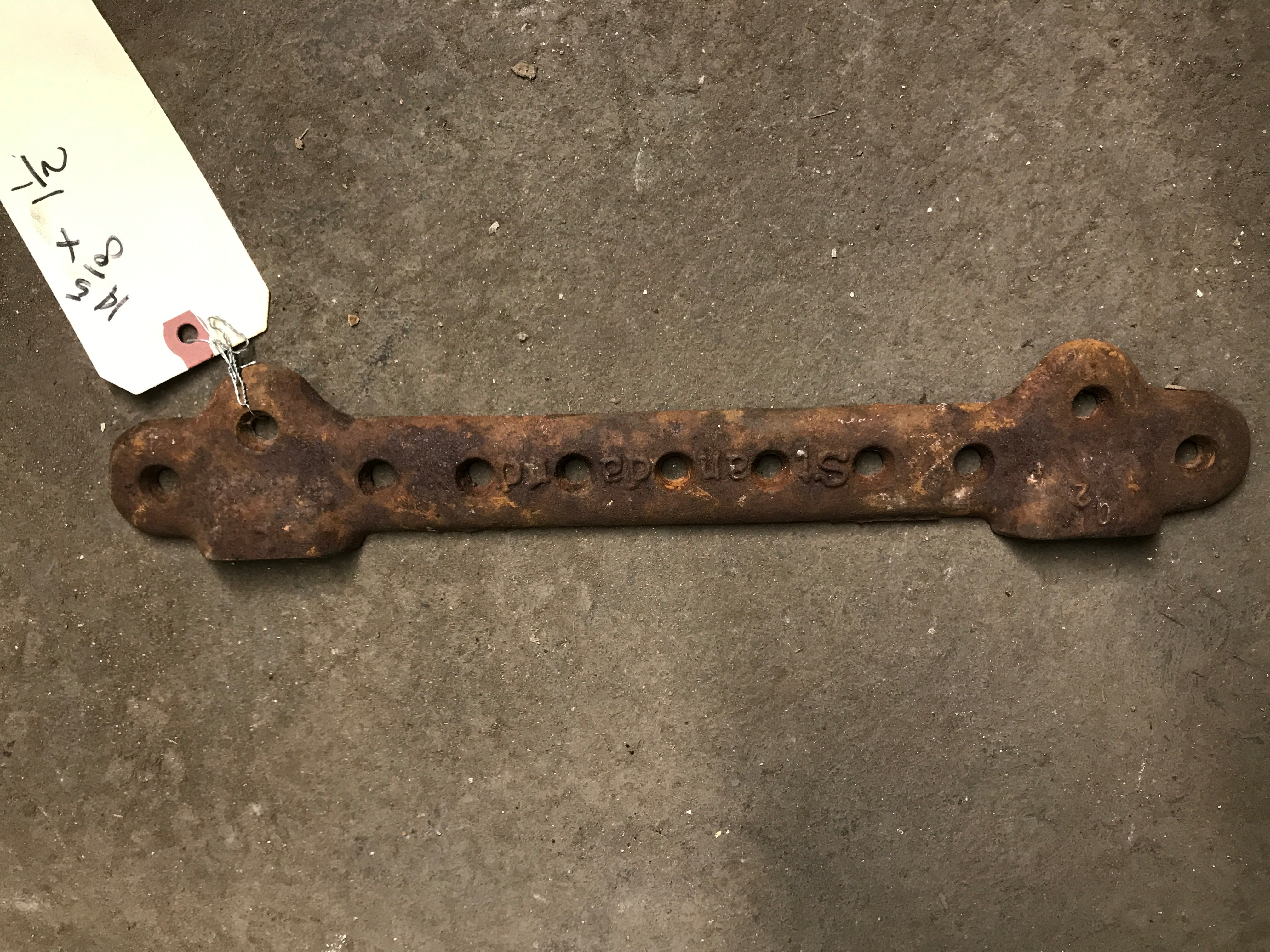 Standard cast wall mounted sink bracket