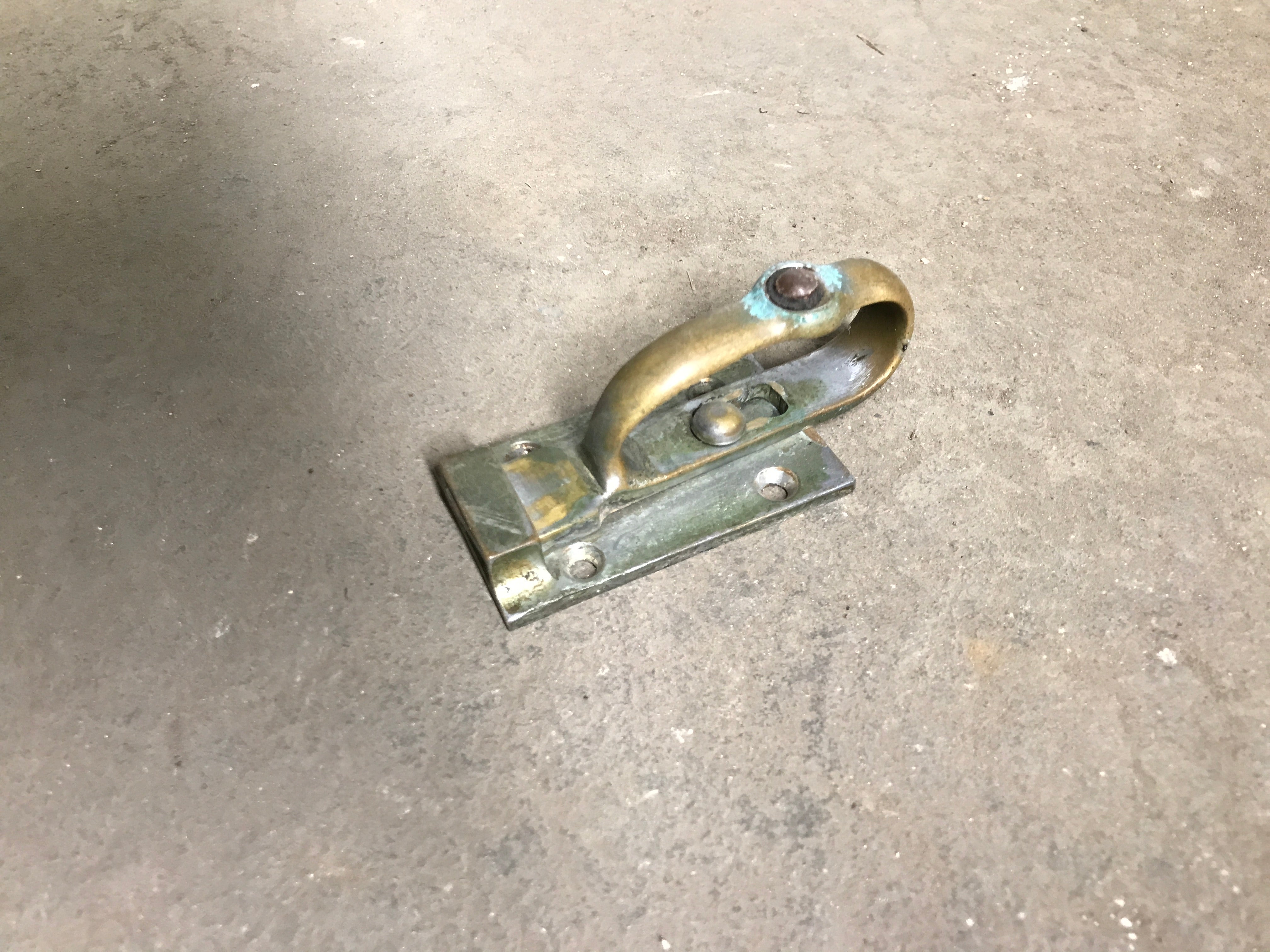 Sliding door latching lock