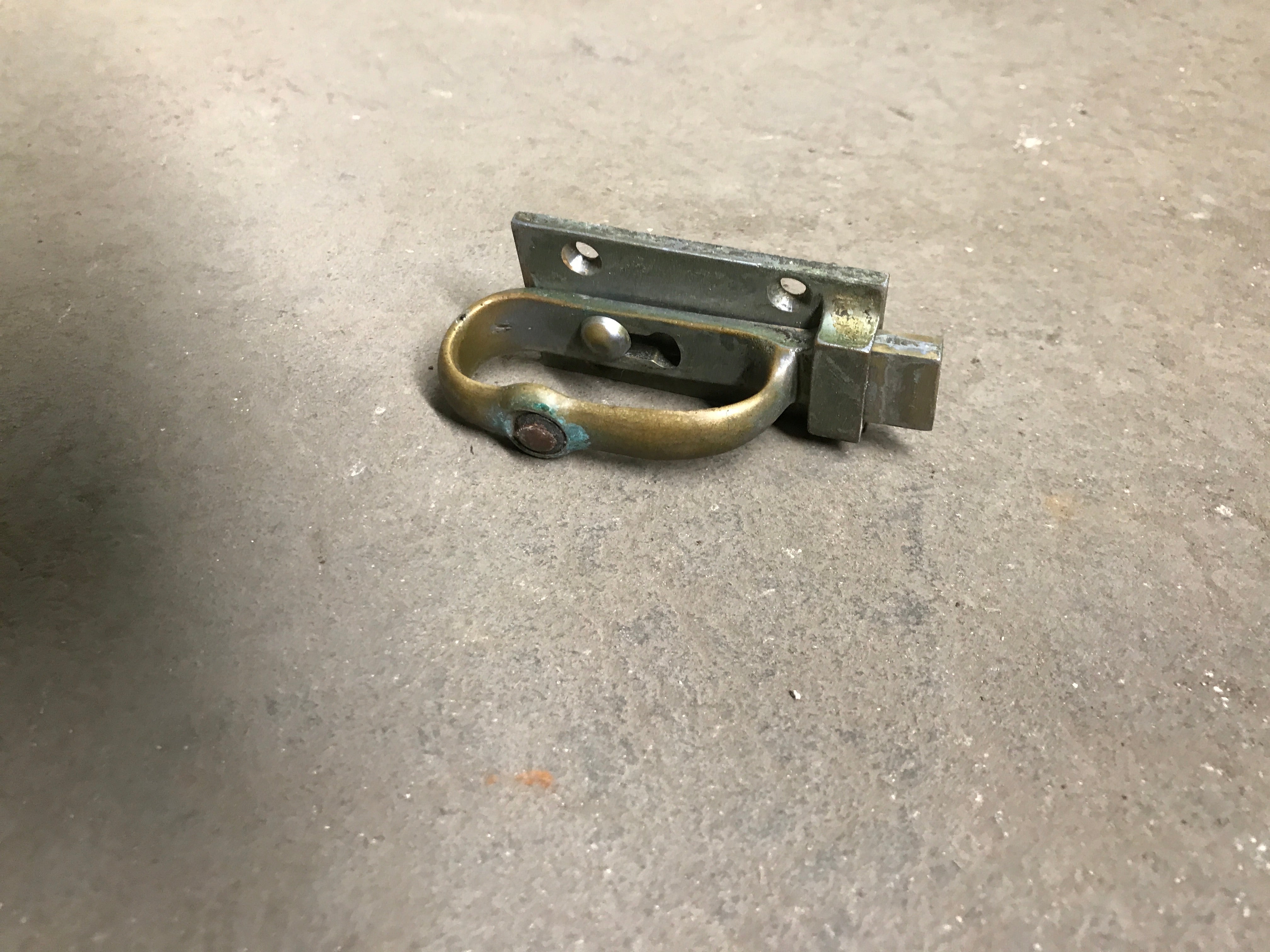 Sliding door latching lock