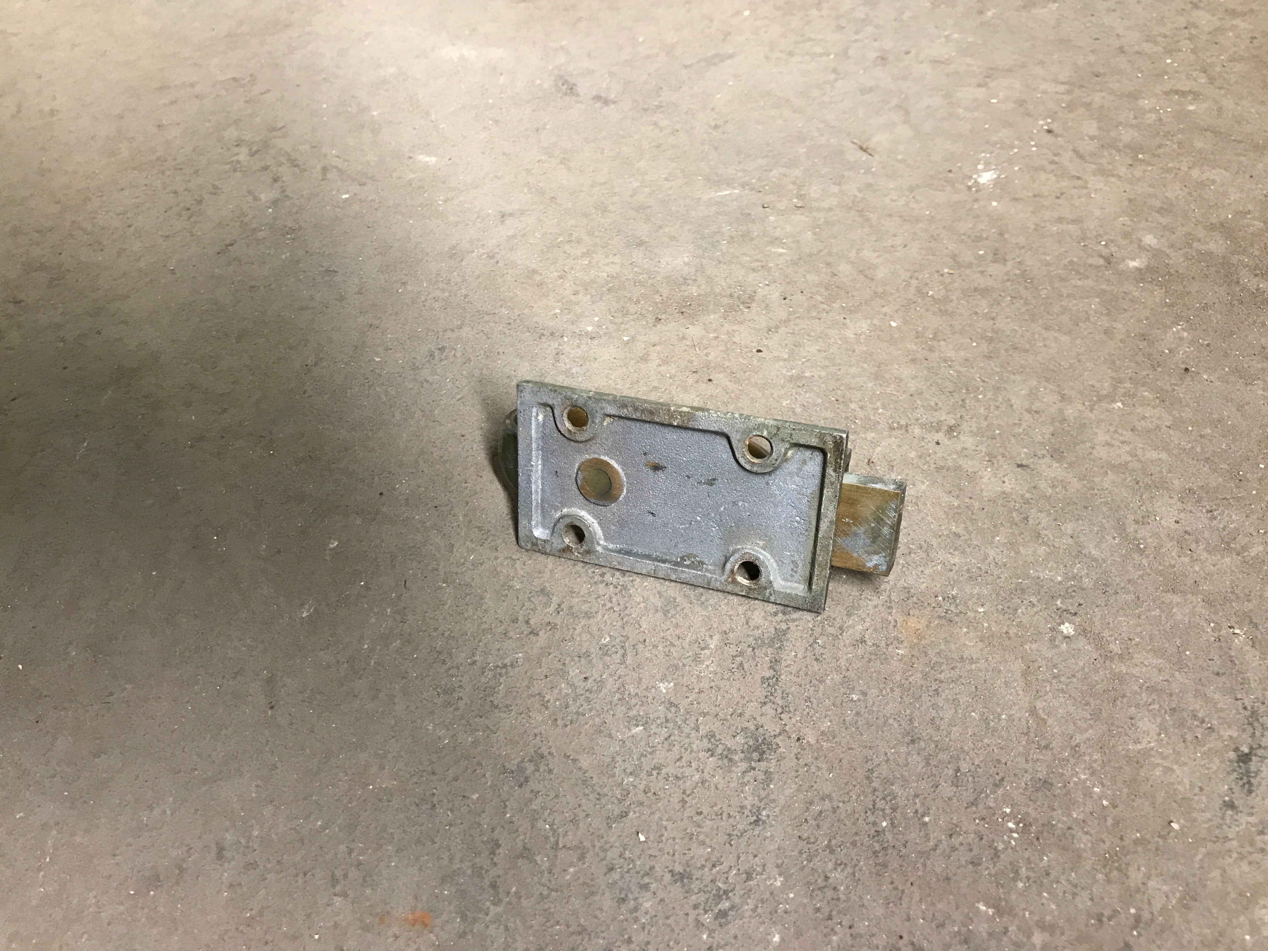 Sliding door latching lock