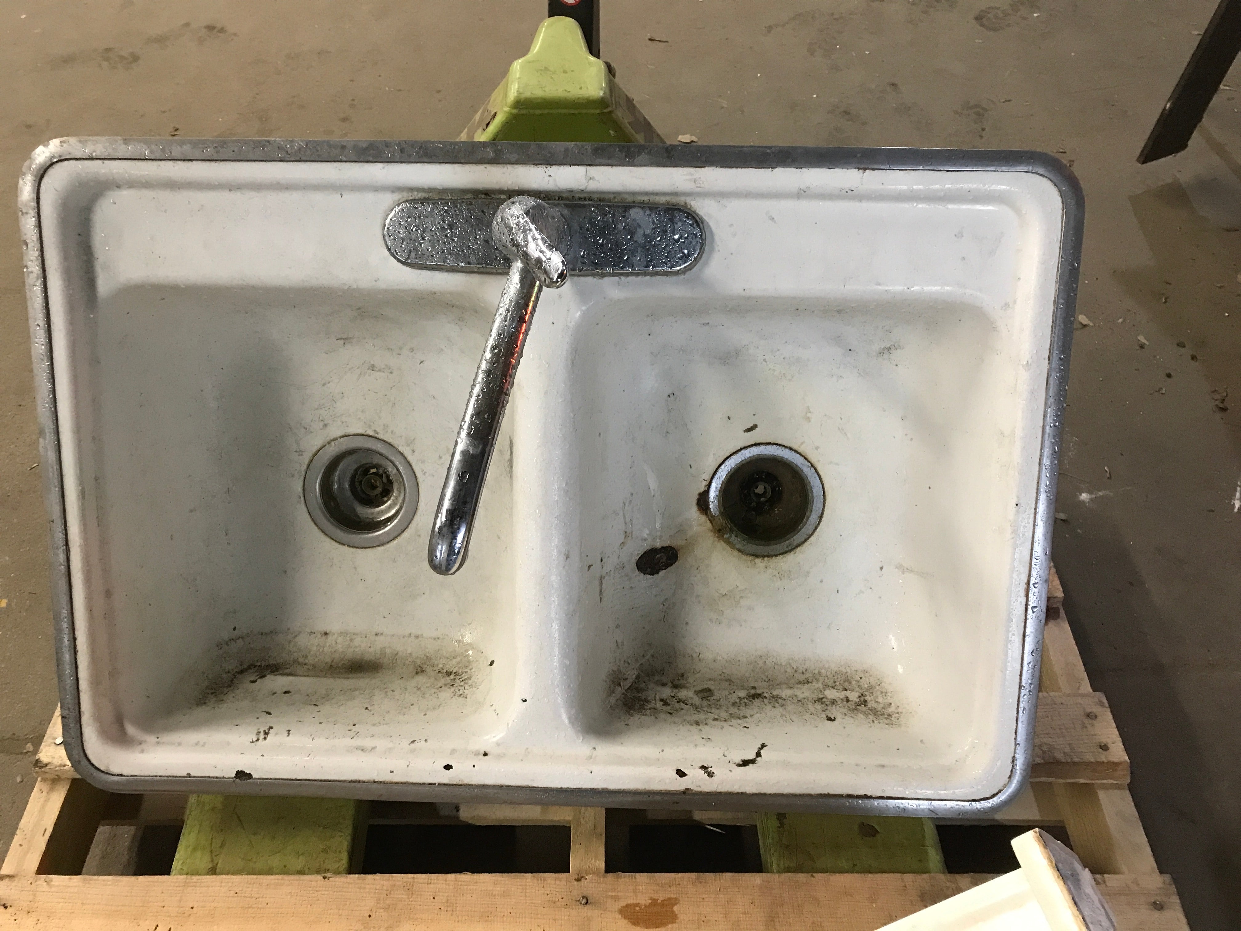 Double bowl kitchen sink