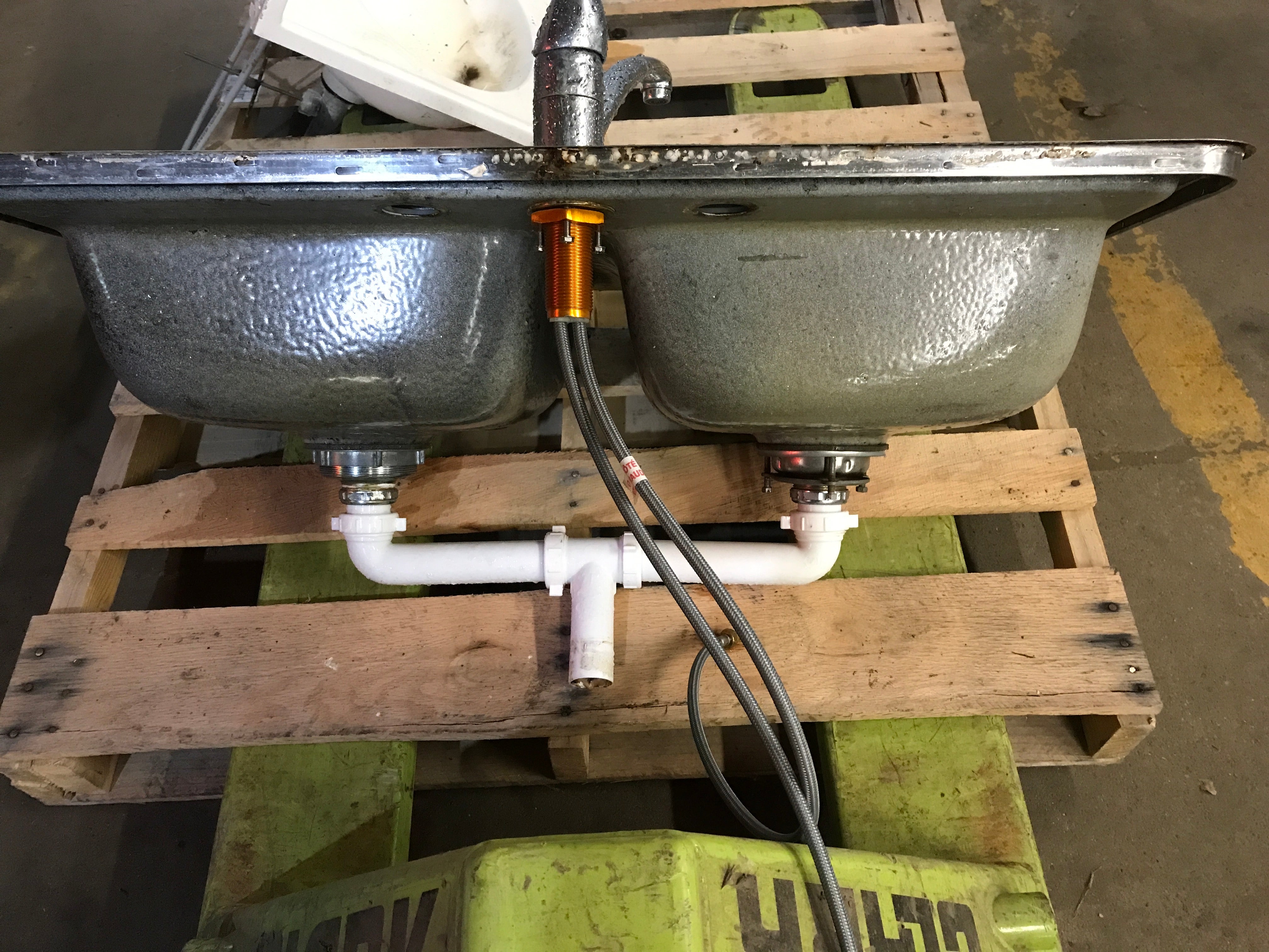 Double bowl kitchen sink