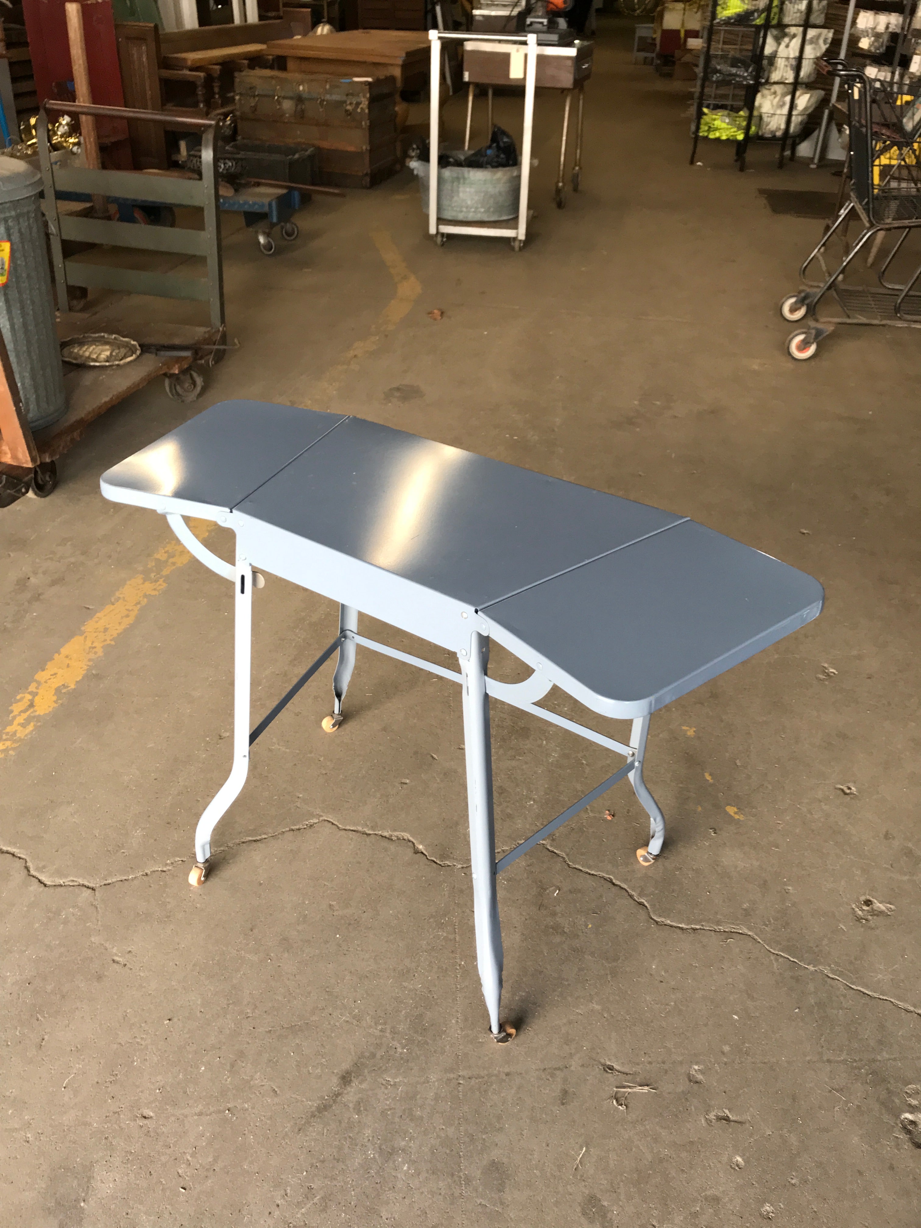 Metal expanding typing table