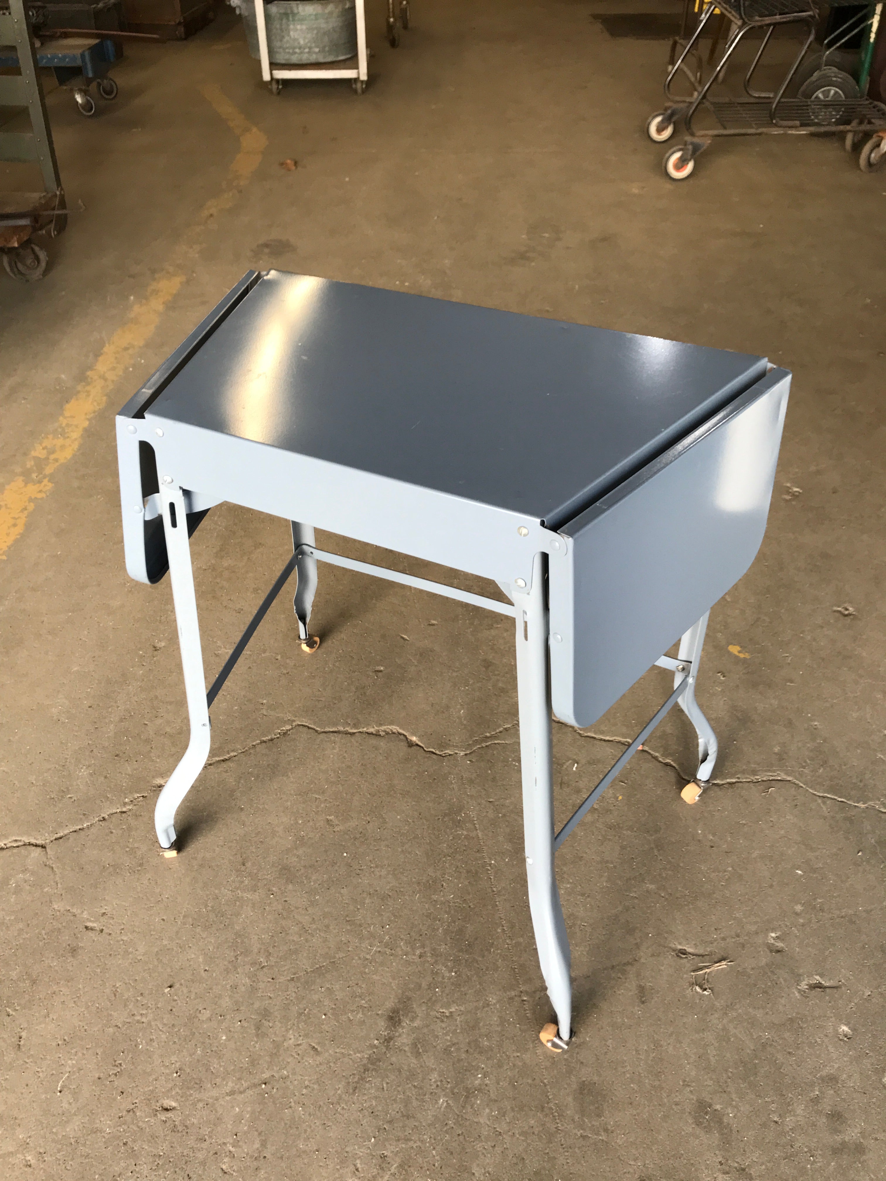 Metal expanding typing table