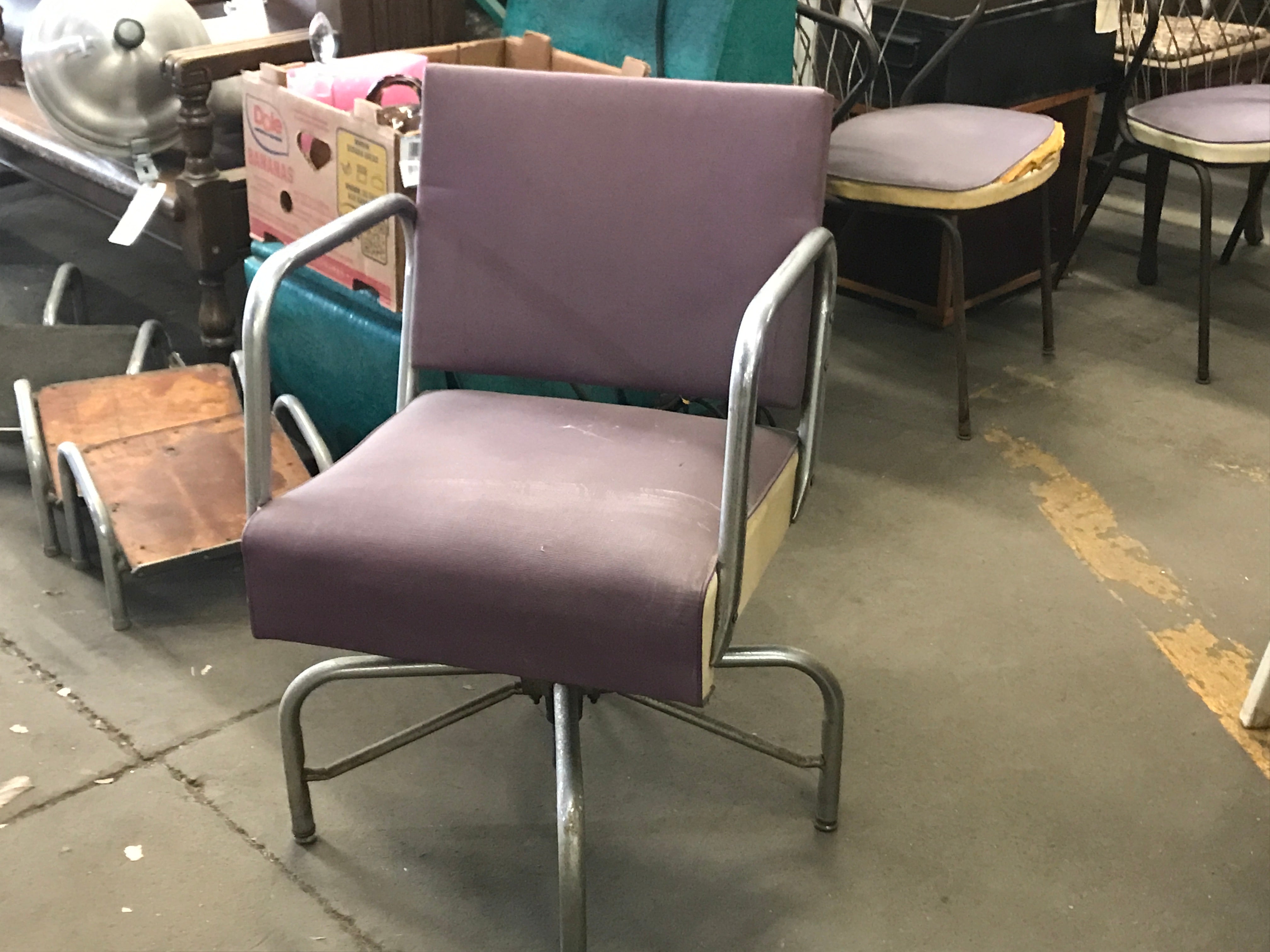 Swivel lounge chair