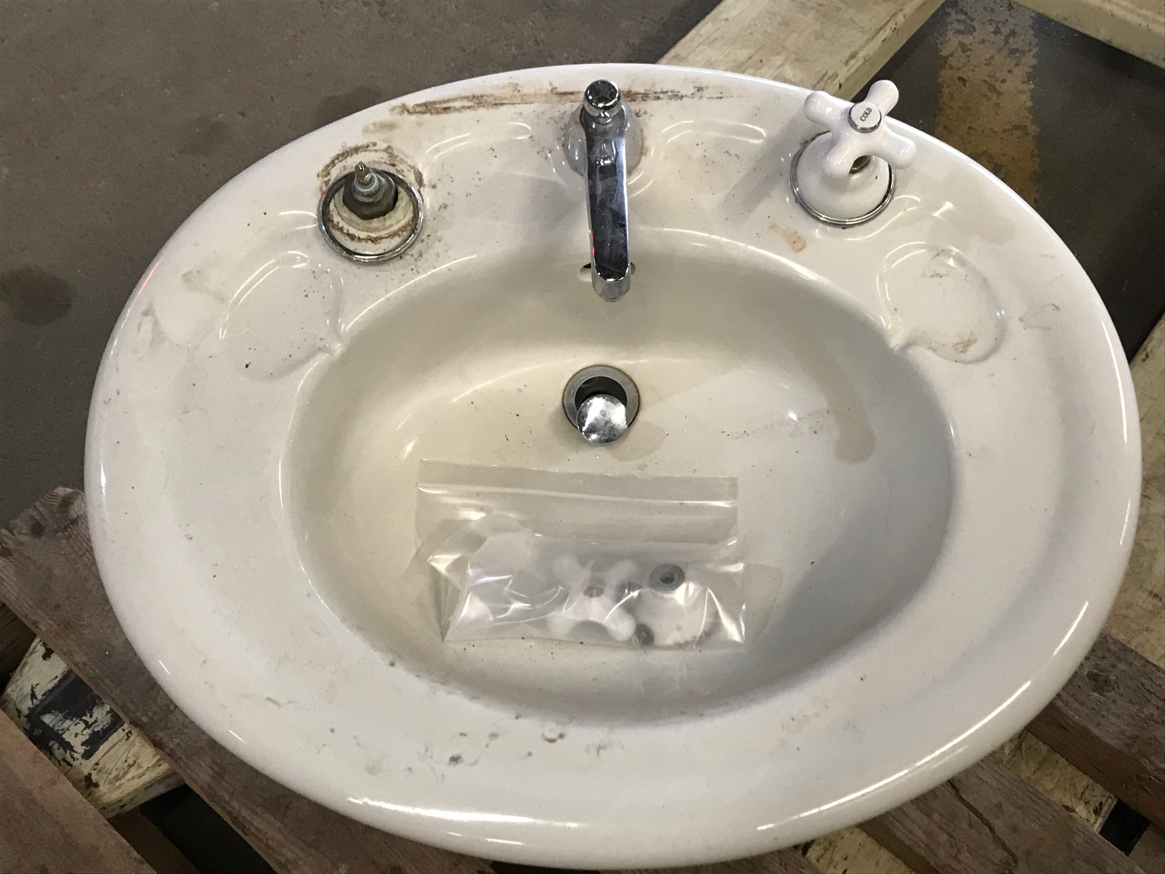 Rounded pedestal sink