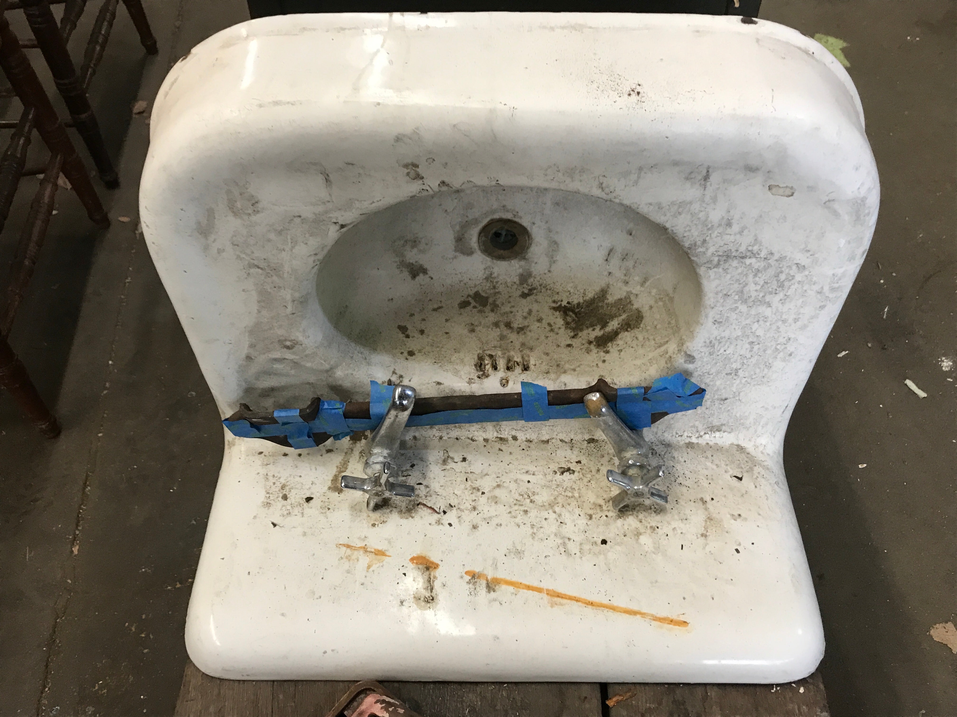 Wall mount sink