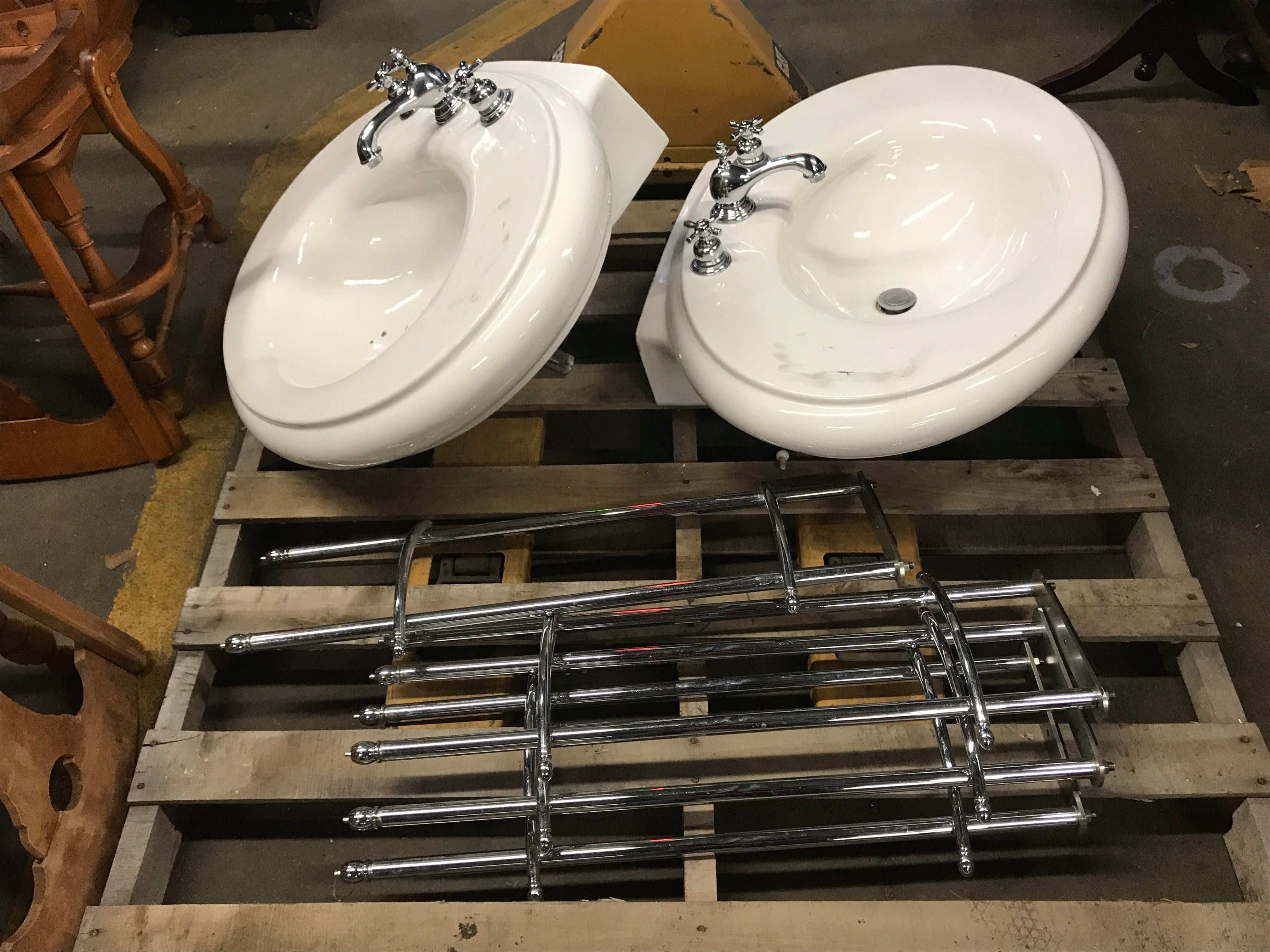 Round pedestal sink