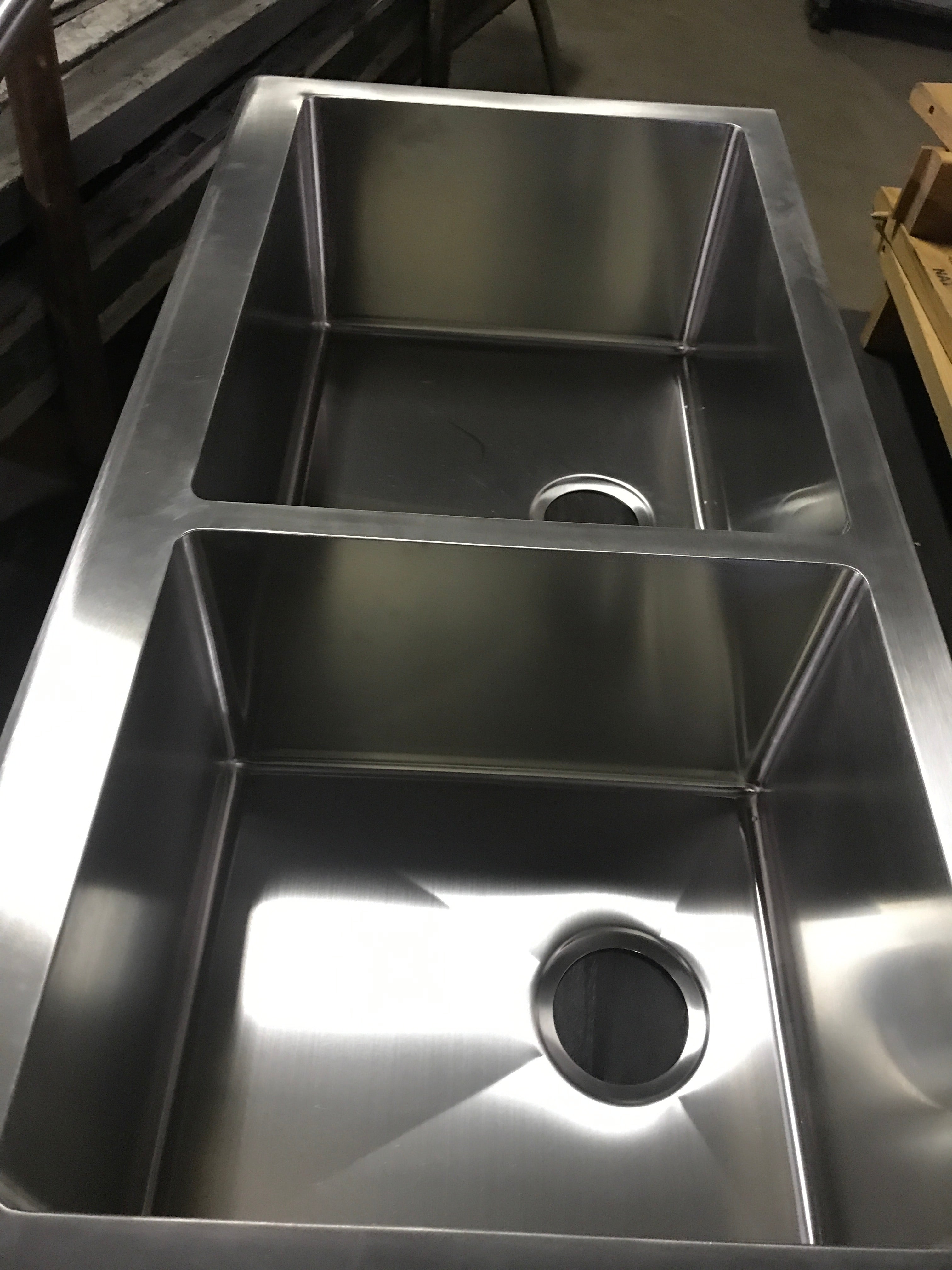 Stainless steel farmhouse sink