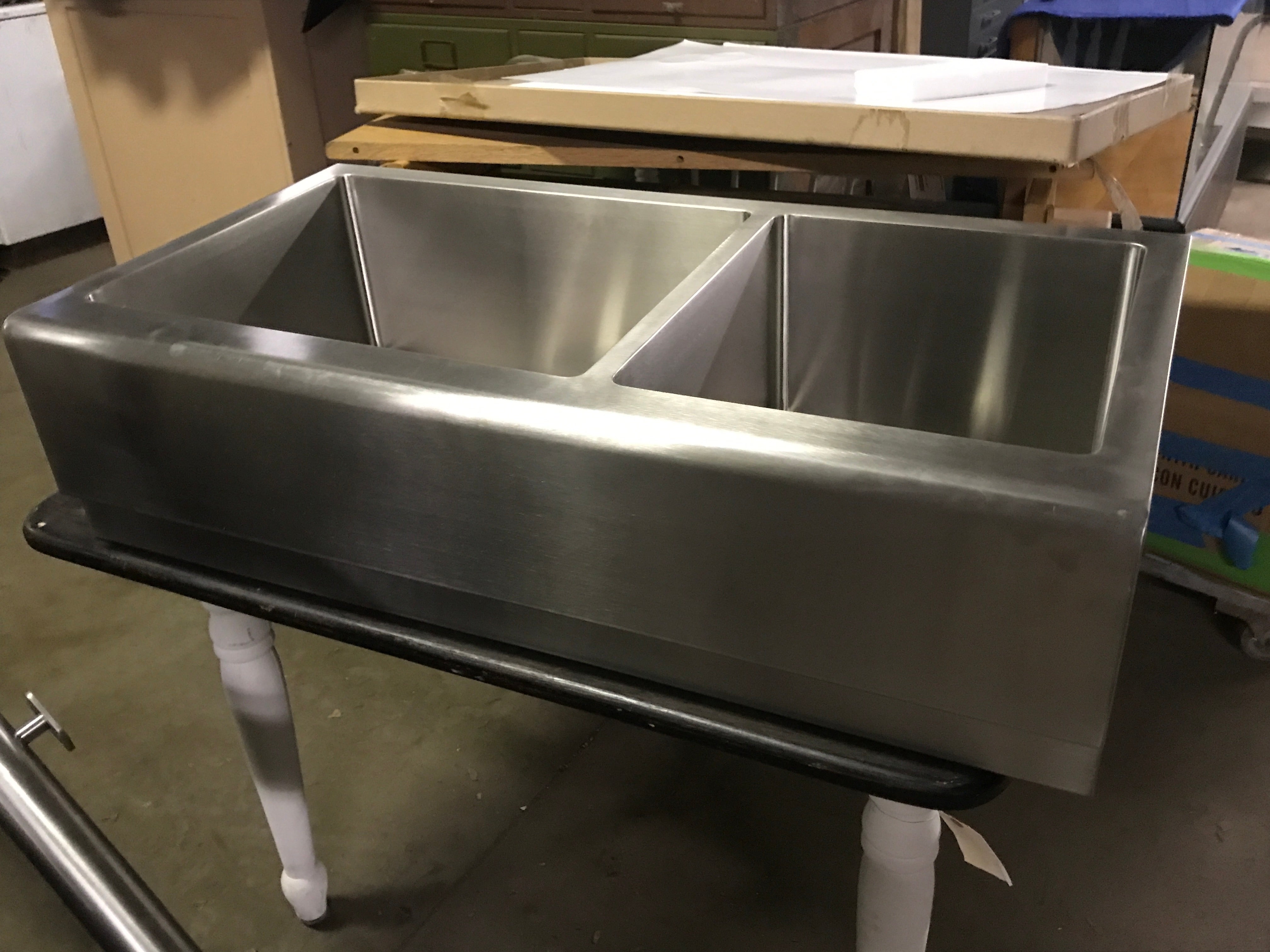 Stainless steel farmhouse sink