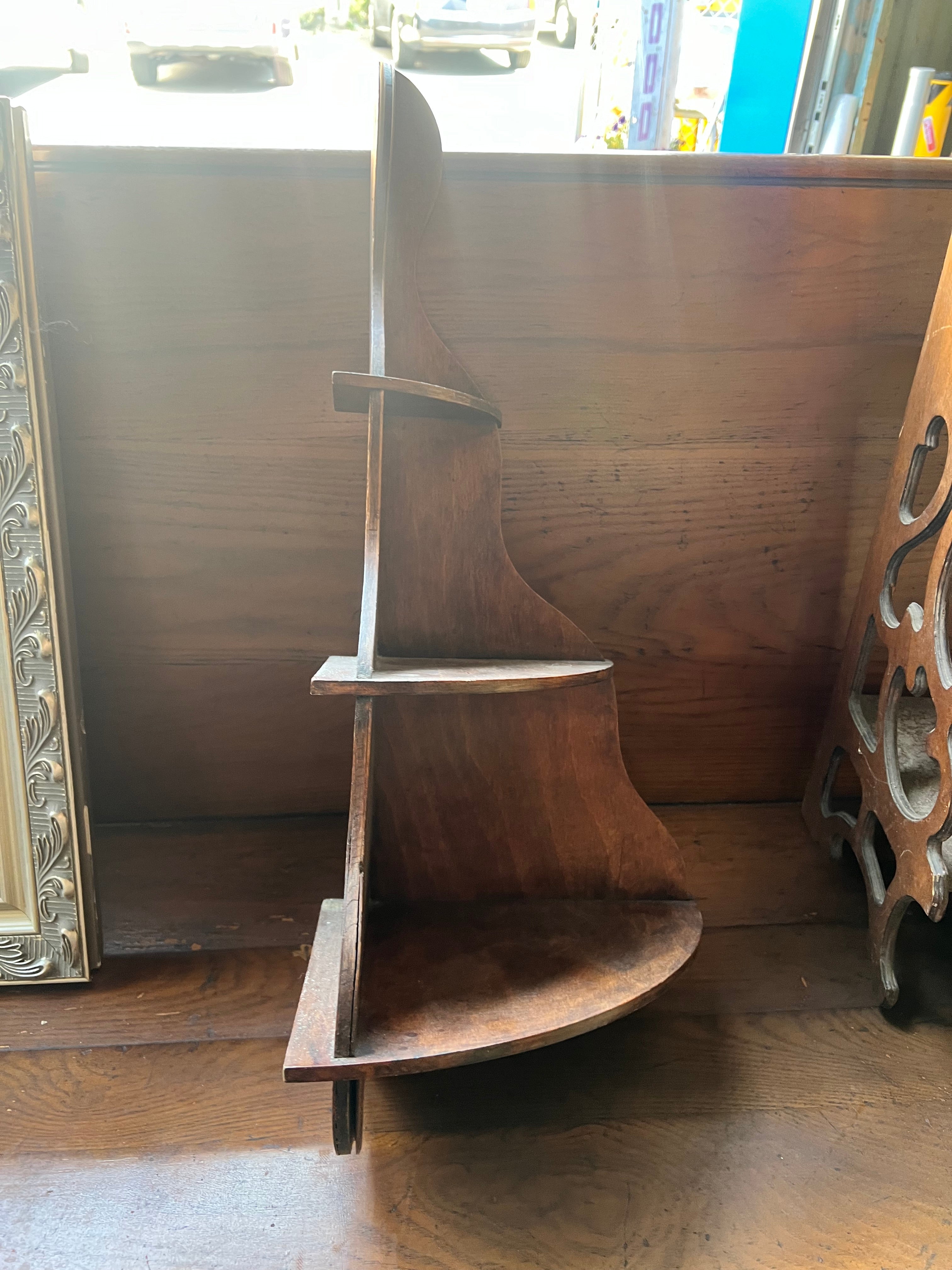 Decorative corner shelf