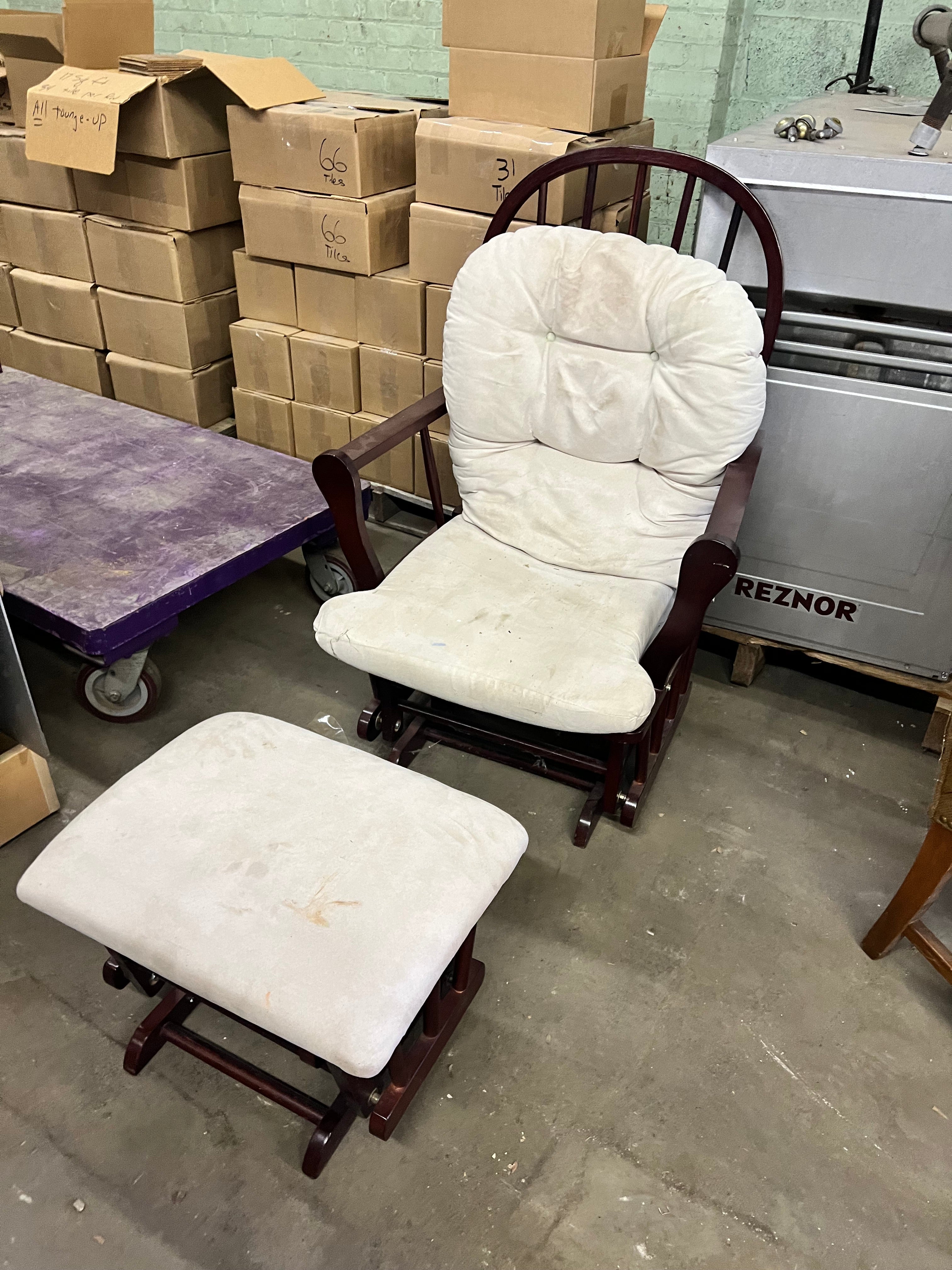 Stained Maternity Chair w Foot Rest
