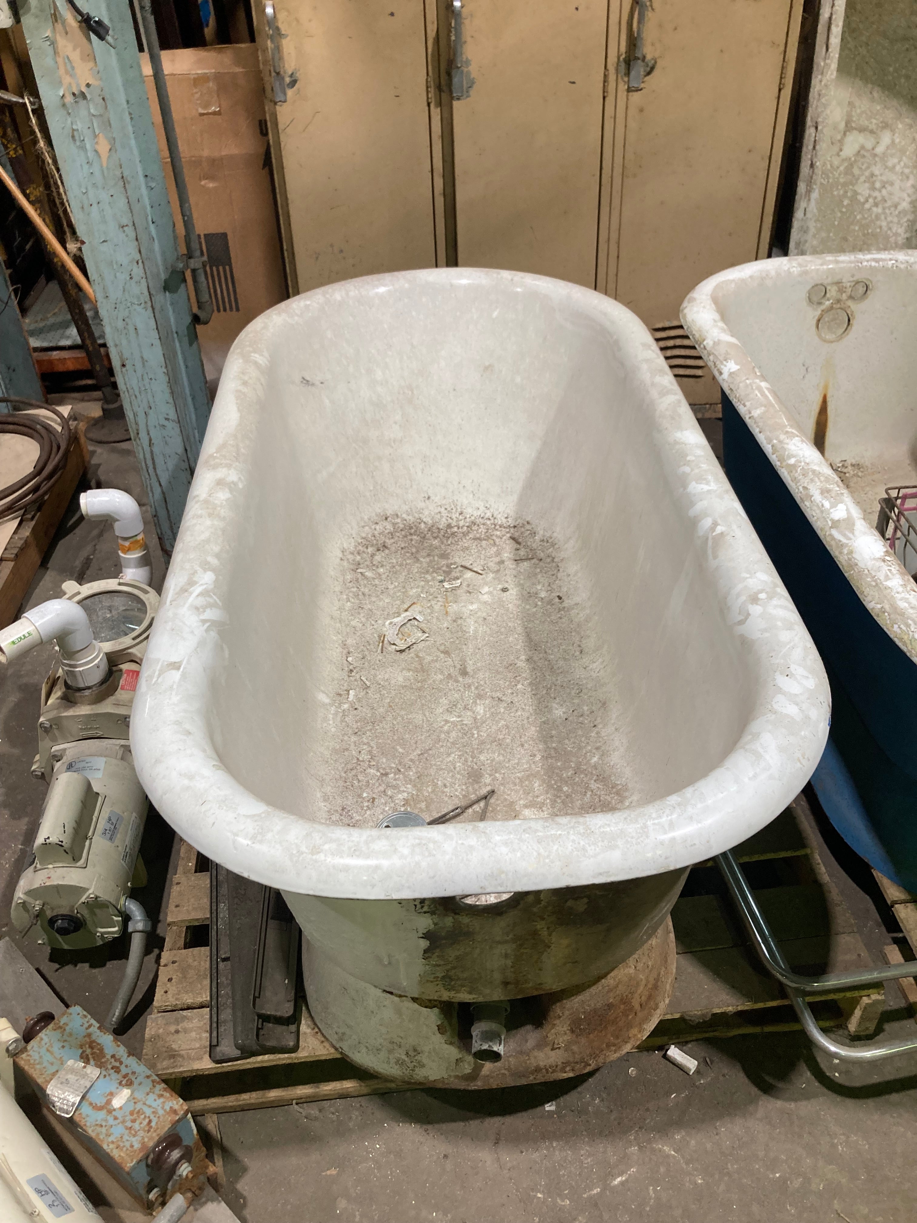 Clawfoot Bathtub w/ Skirt