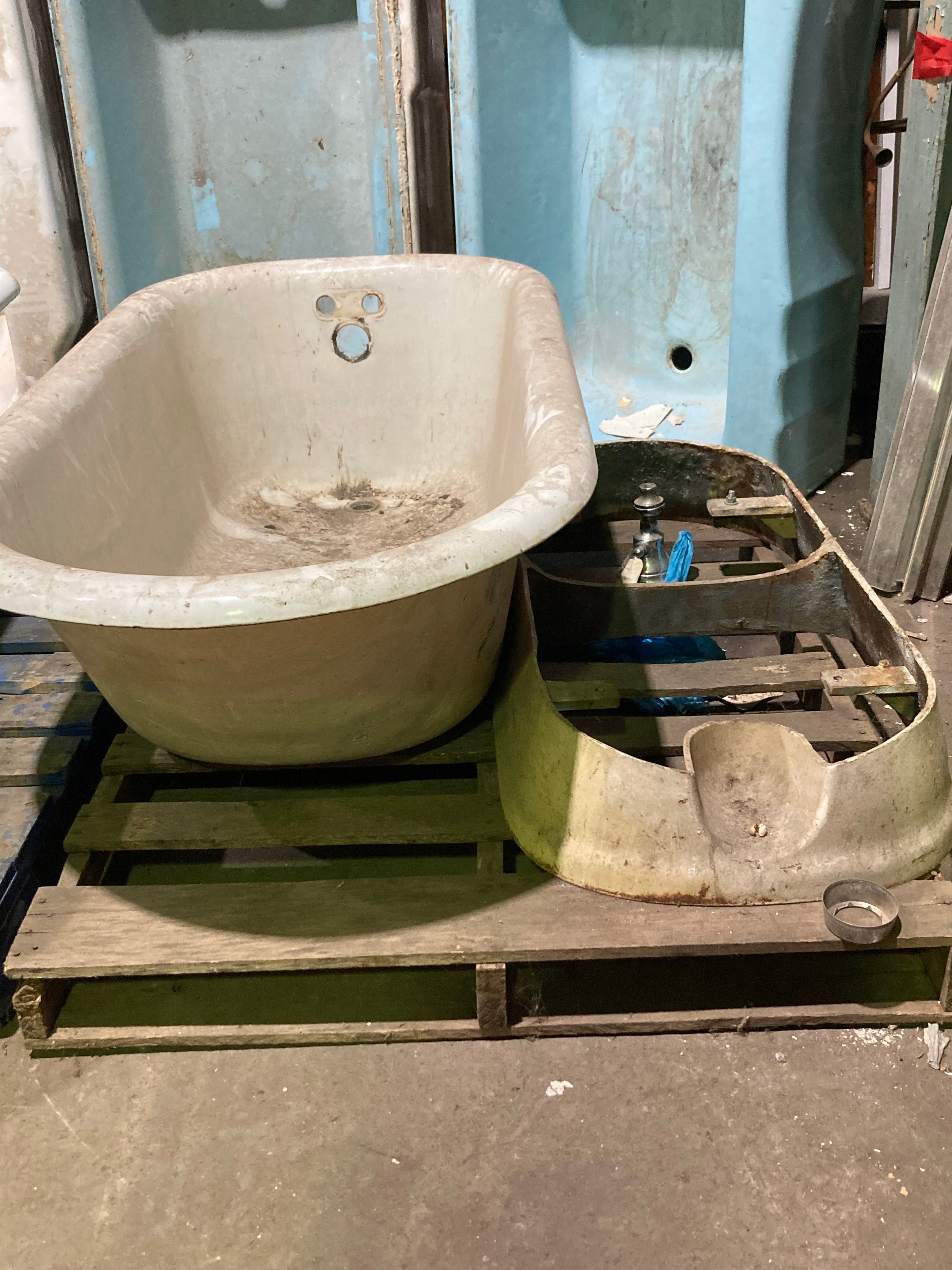 Clawfoot Bathtub w/ Skirt