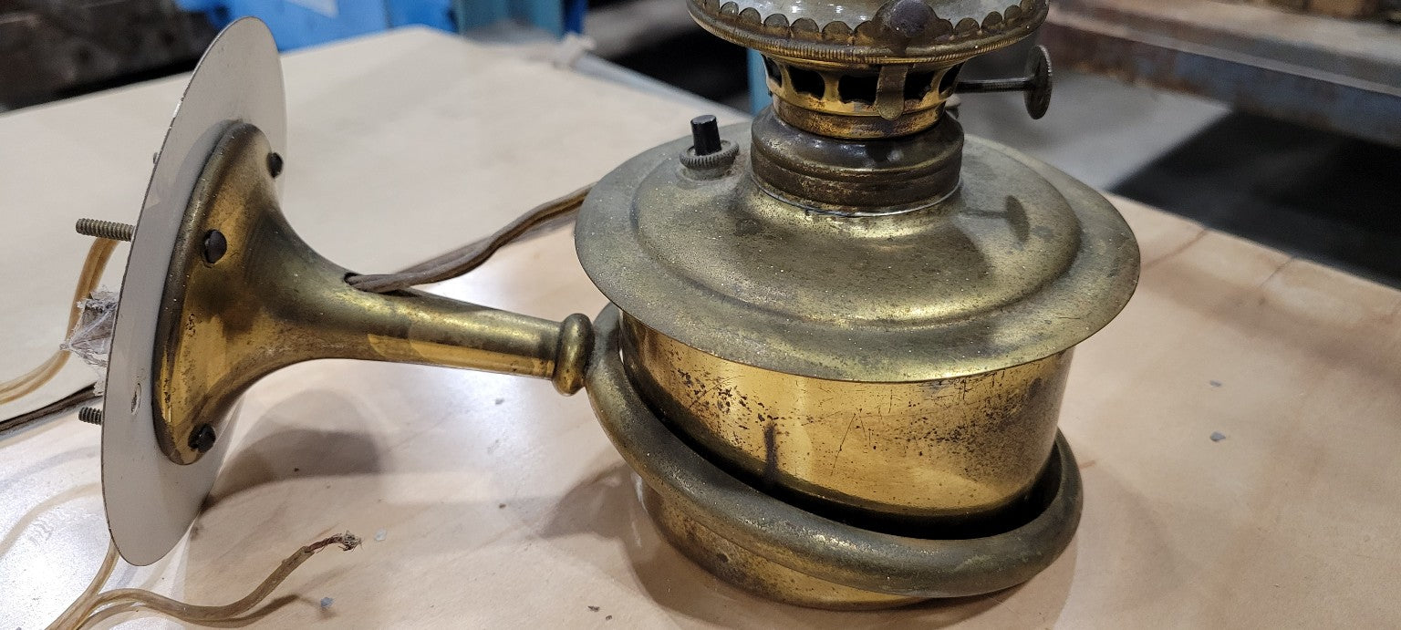 Vintage Brass Wall-Mounted Oil Lamp Sconce