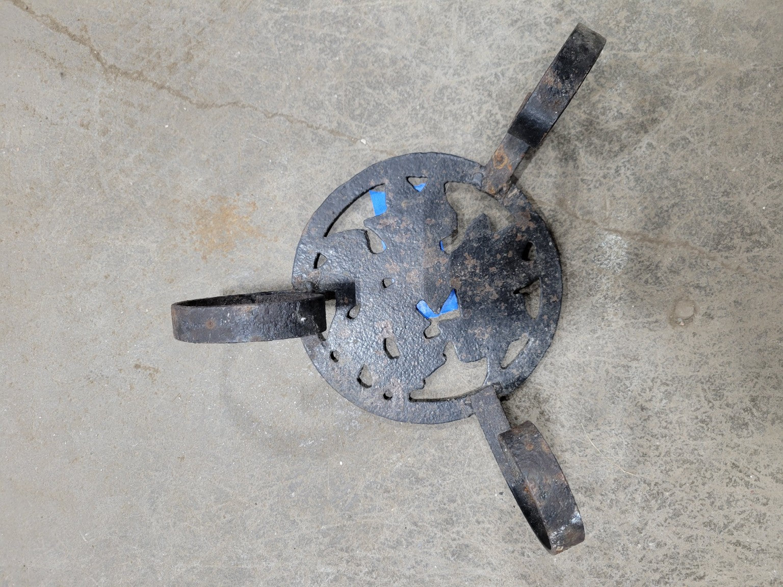 Antique Cast Iron Trivet with Leaf Motif – 3-Legged Stand