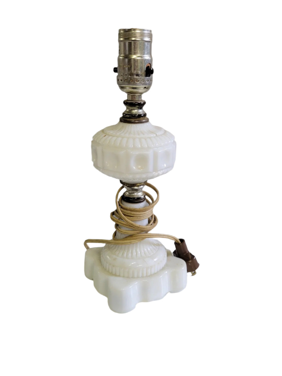 Vintage Milk Glass Table Lamp with Scalloped Base – Mid-Century Electric Light