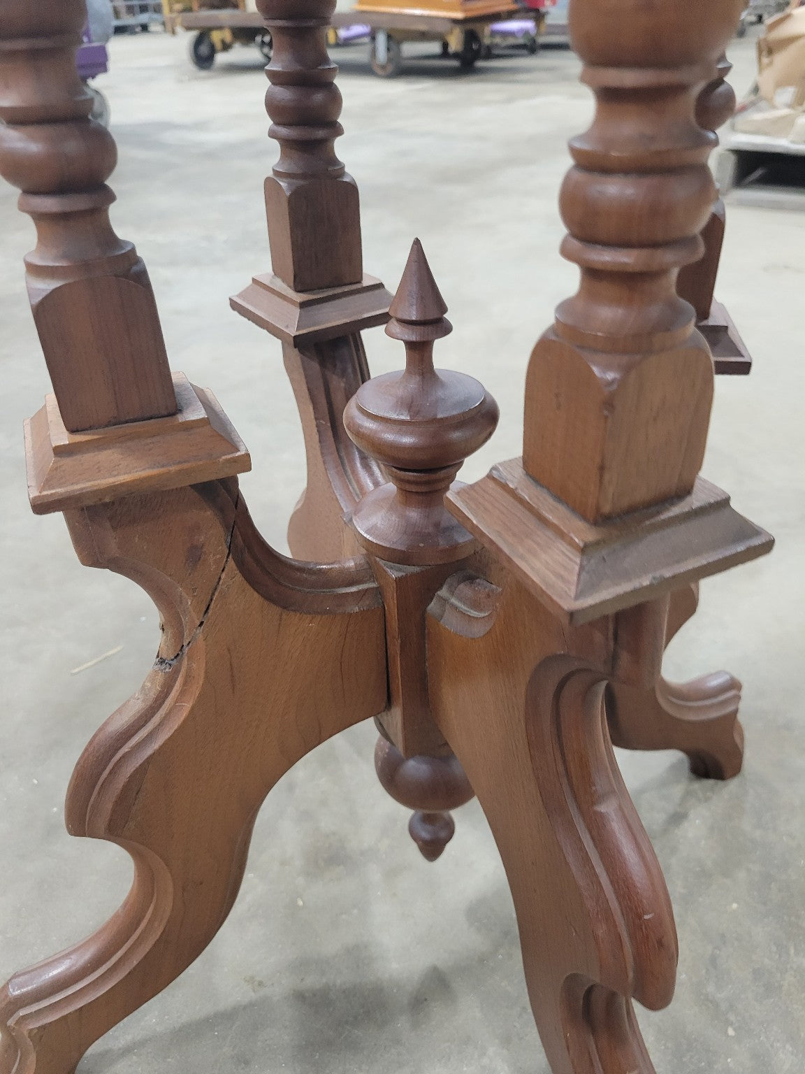 Victorian Revival Marble-Top Parlor Table – Carved Walnut Base – 19 ⅜" Dia x 30 ¾" H