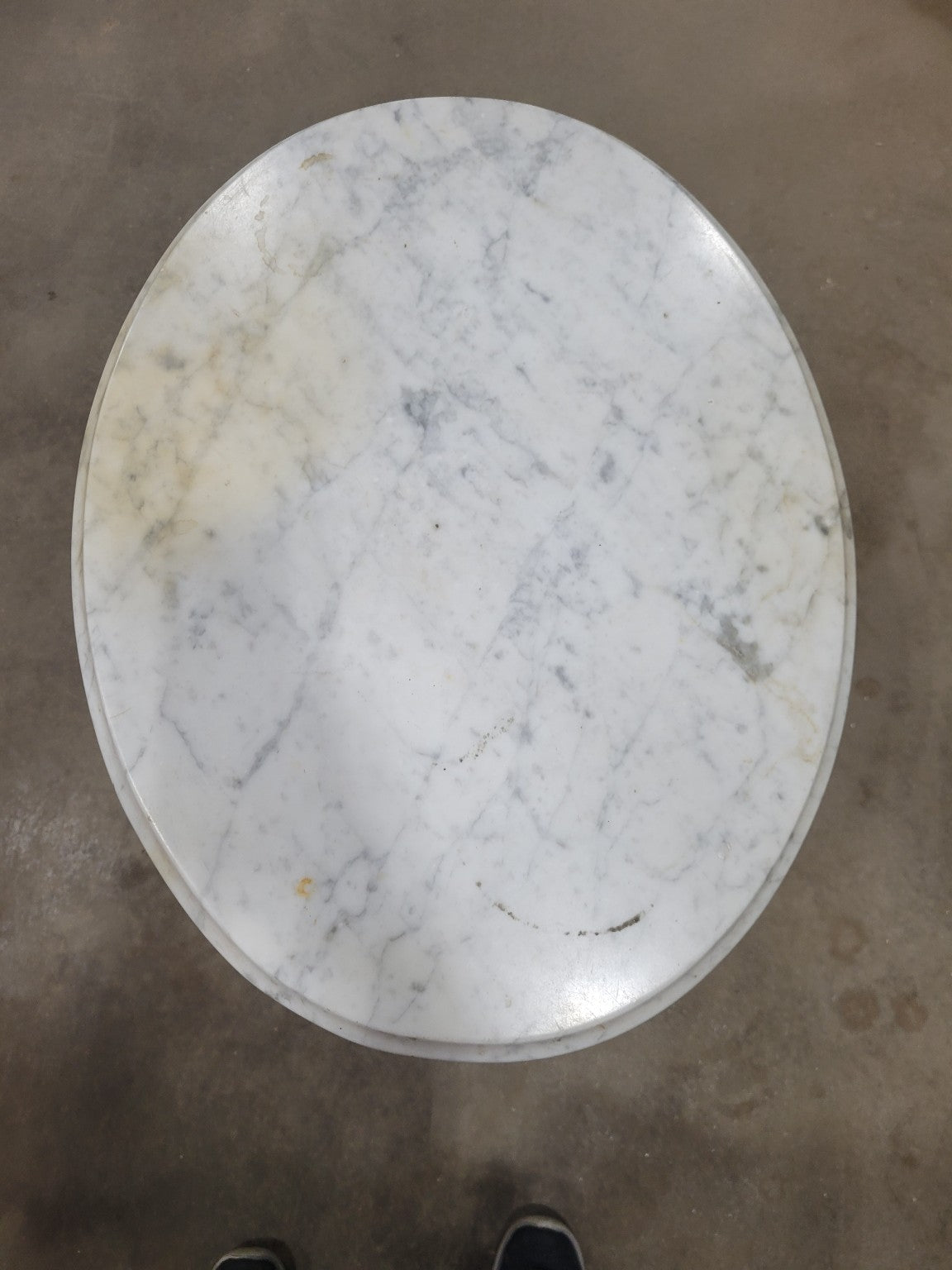 Victorian Revival Marble-Top Parlor Table – Carved Walnut Base – 19 ⅜" Dia x 30 ¾" H