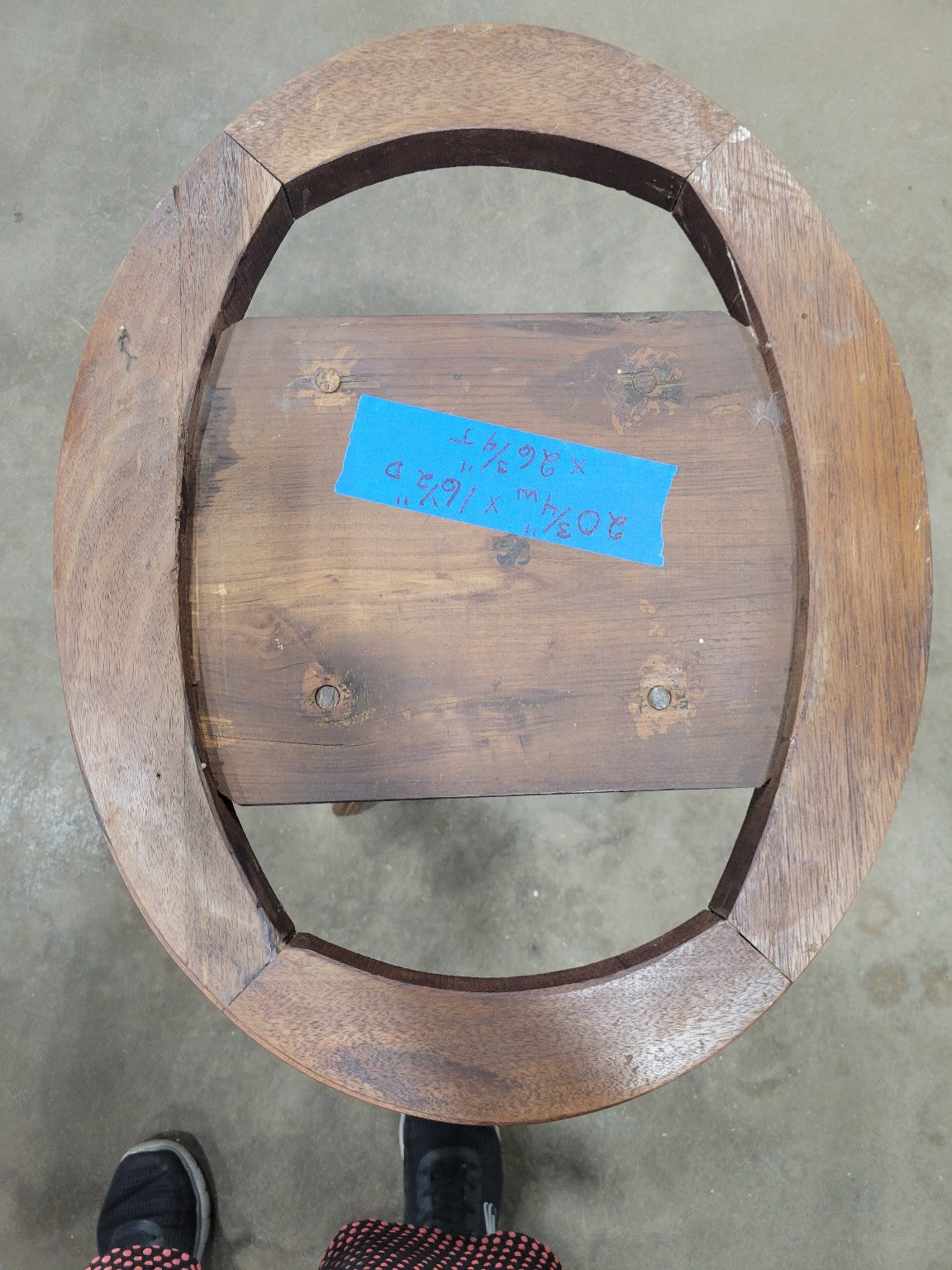 Victorian Revival Marble-Top Parlor Table – Carved Walnut Base – 19 ⅜" Dia x 30 ¾" H