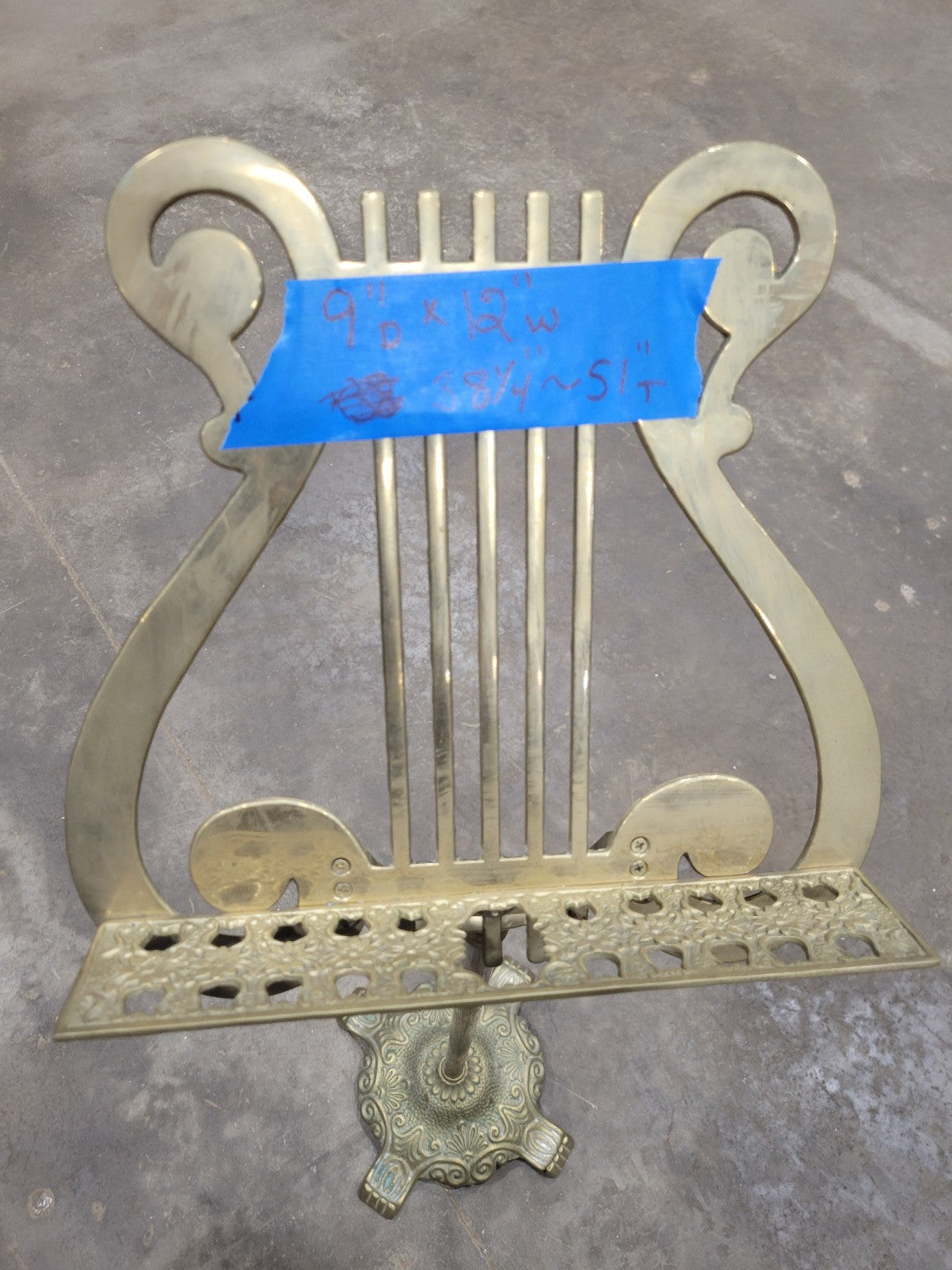 Vintage Brass Lyre-Form Music Stand – Fixed Height with Ornate Cast Iron Base