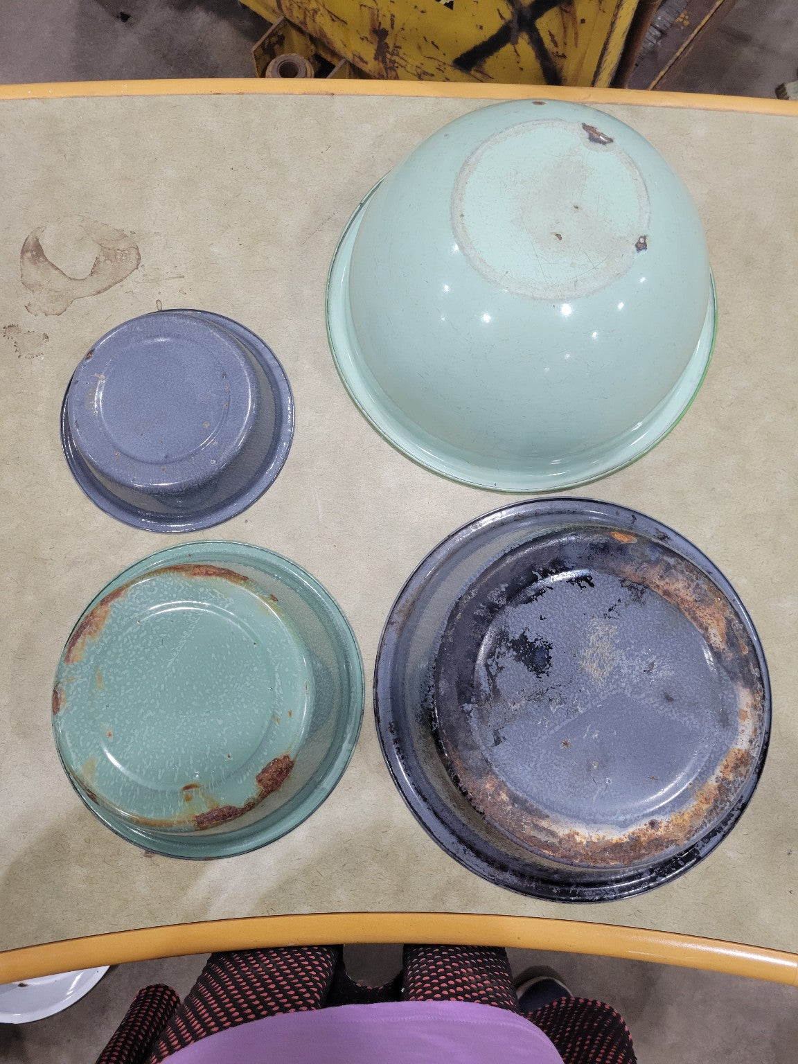 Set of 4 Vintage Enamelware Mixing Bowls – Varied Colors & Sizes