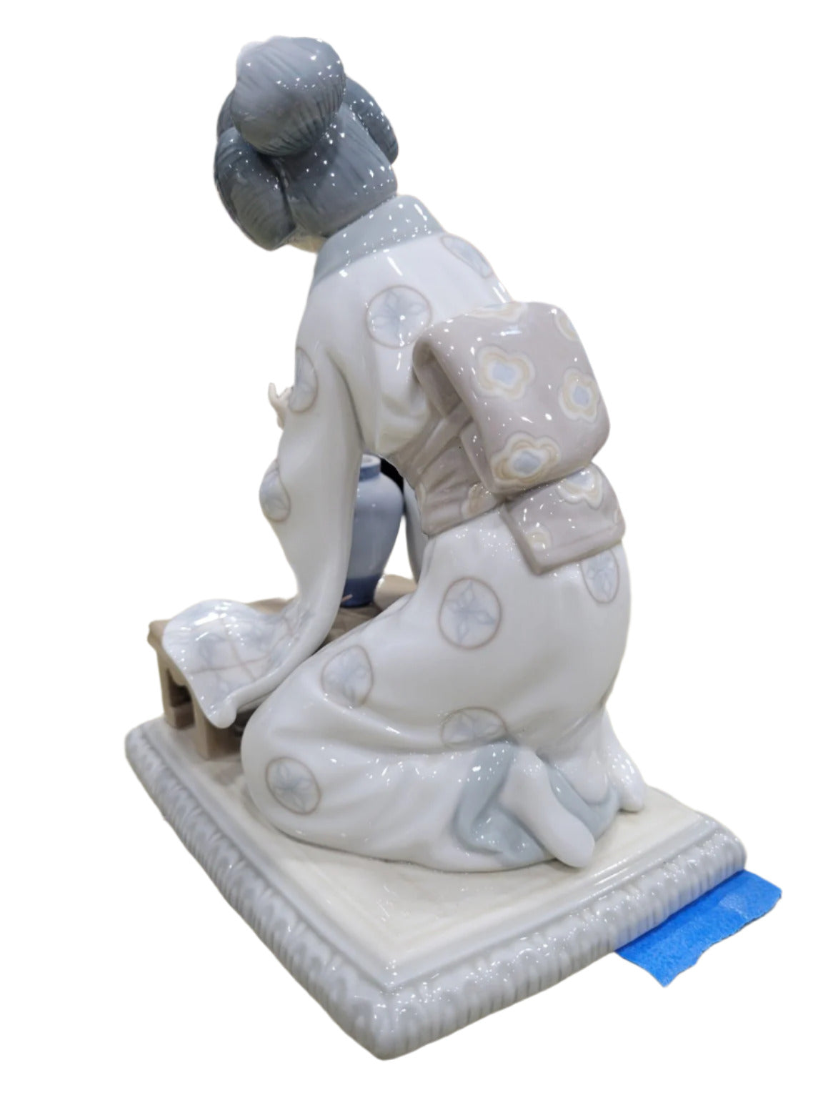 Lladro Porcelain Figurine – “Geisha with Vase” Sculpture
