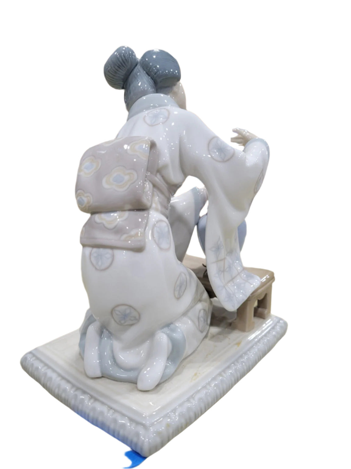 Lladro Porcelain Figurine – “Geisha with Vase” Sculpture
