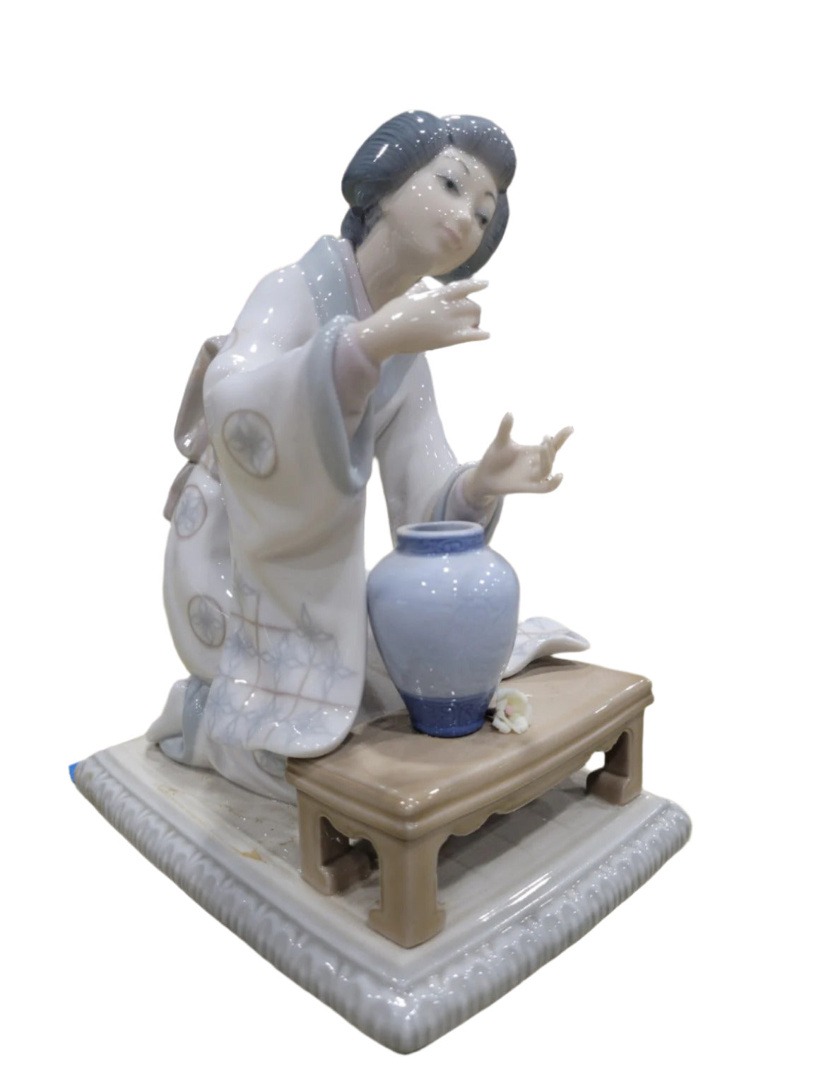 Lladro Porcelain Figurine – “Geisha with Vase” Sculpture