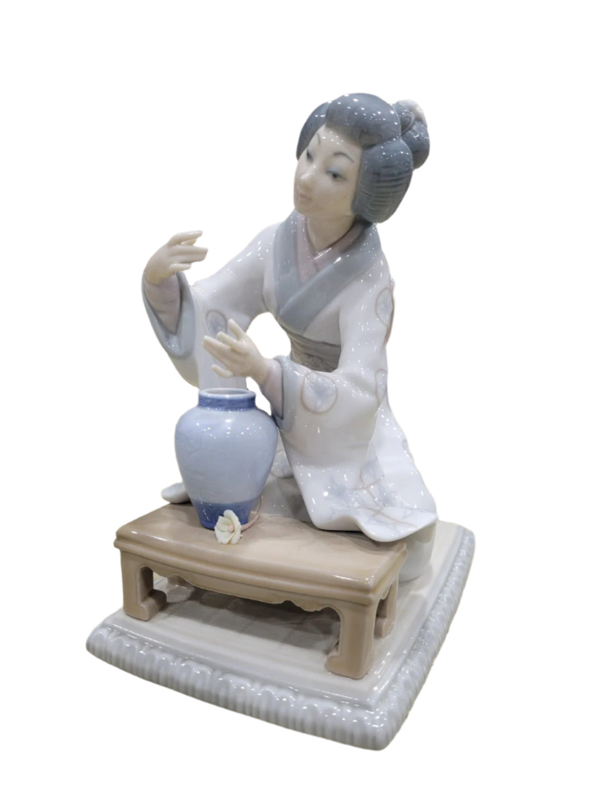 Lladro Porcelain Figurine – “Geisha with Vase” Sculpture