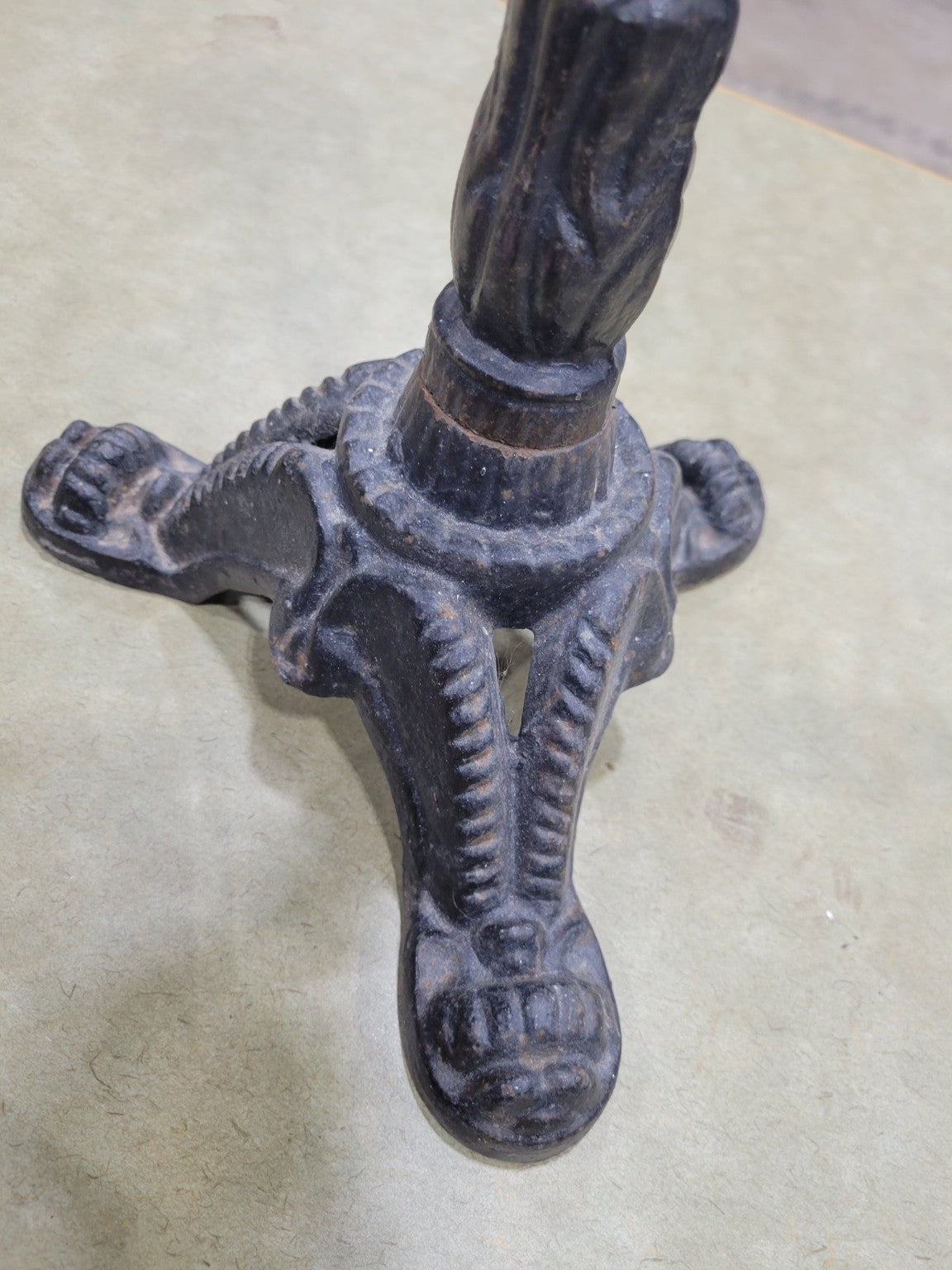 Antique Cast Iron Clawfoot Table Base – 19th Century Pedestal Without Top