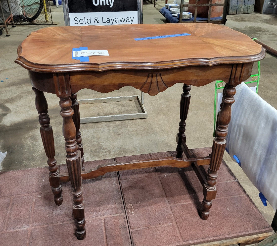 Antique Turned-Leg Walnut Accent Table – Scalloped Top