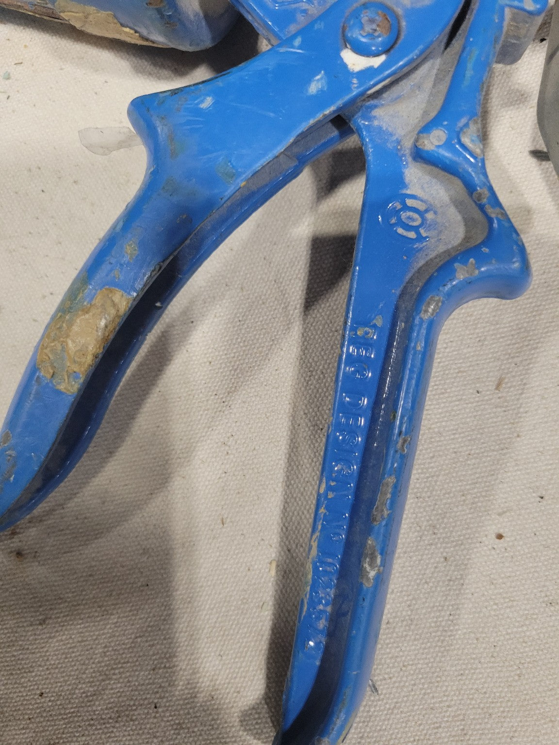 Skeleton Frame 14 Gallon Caulk Gun – Made in England