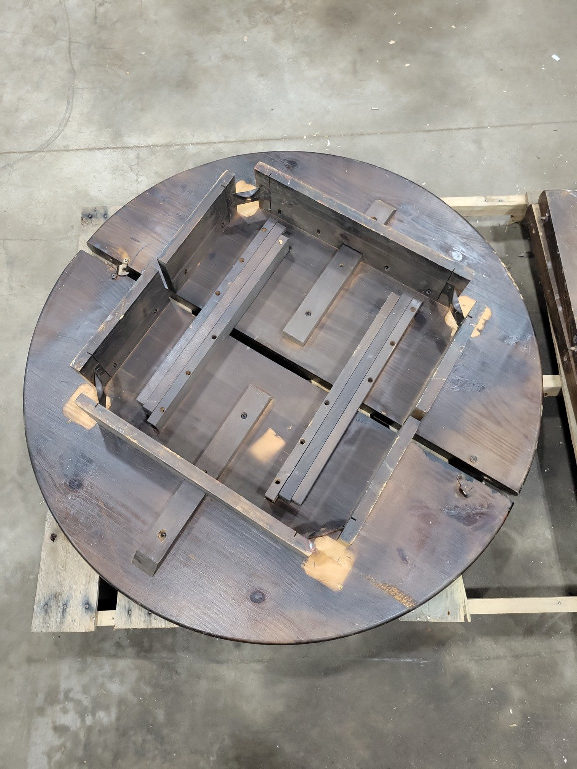 Expandable Farmhouse Dining Table – 47 ½" Round with Leaves