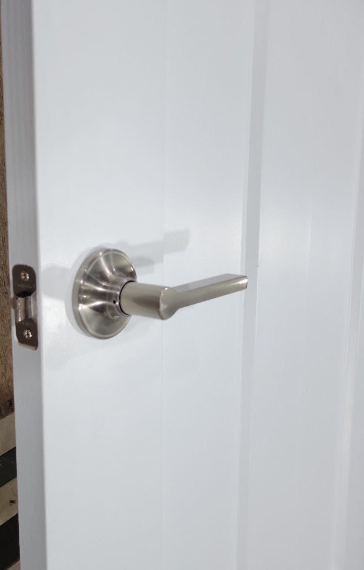 Masonite Winslow 3-Panel Interior Door – White with Lever Handle & Hinges 27 7/8" W