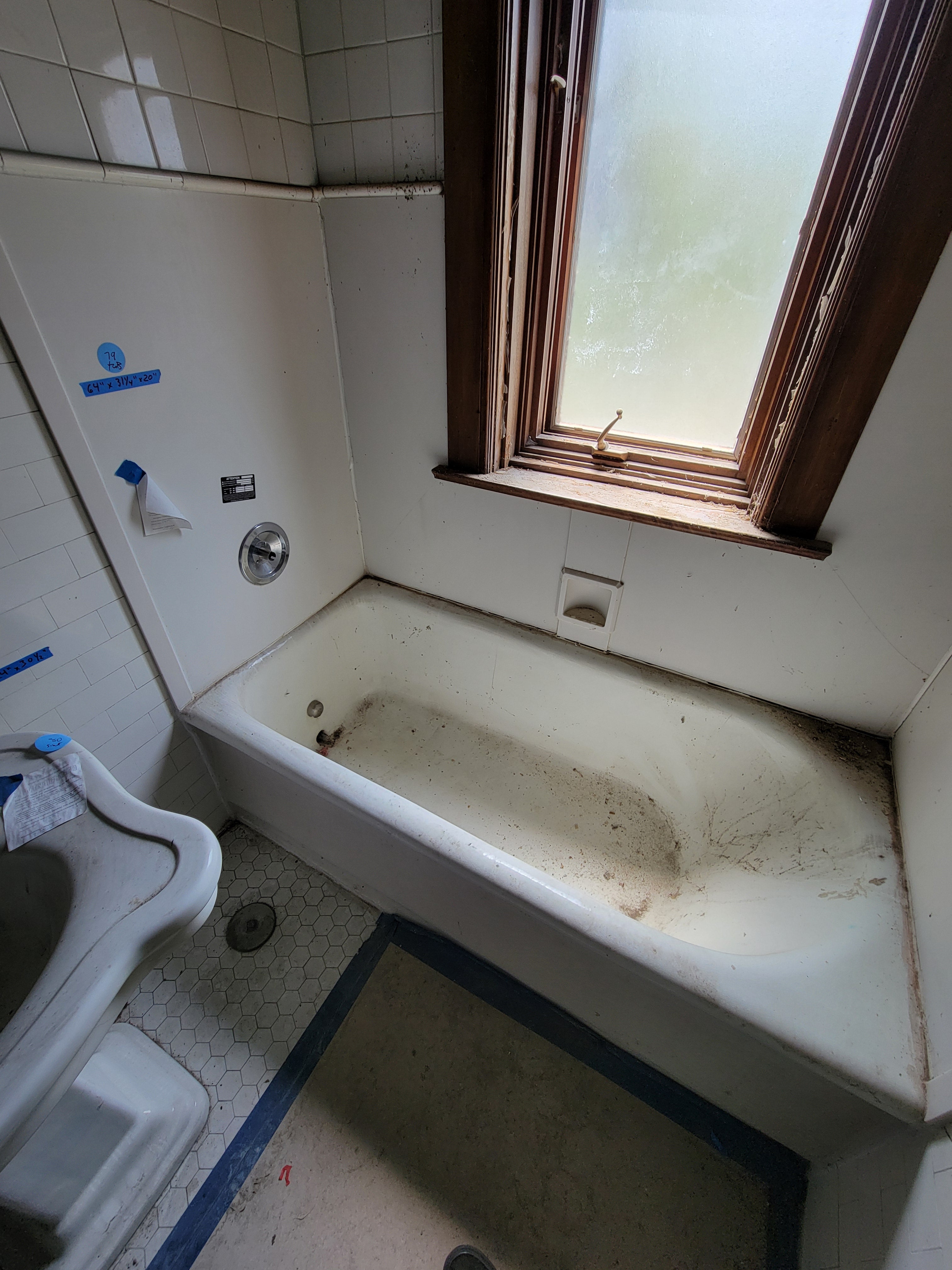 #79 Solid Porcelain Bathtub – Built-In Style